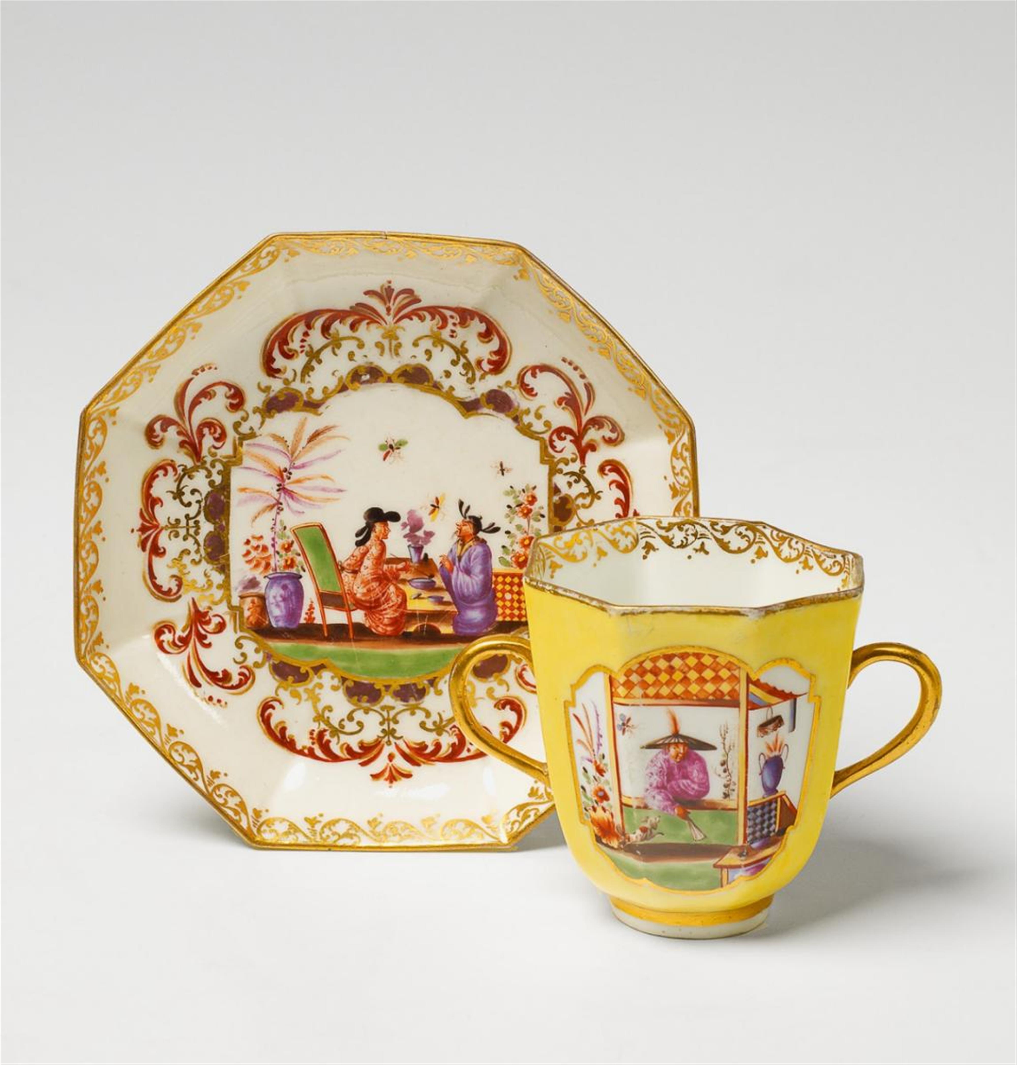 An octagonal Meissen cup and saucer with finely painted chinoiserie scenes. - image-1