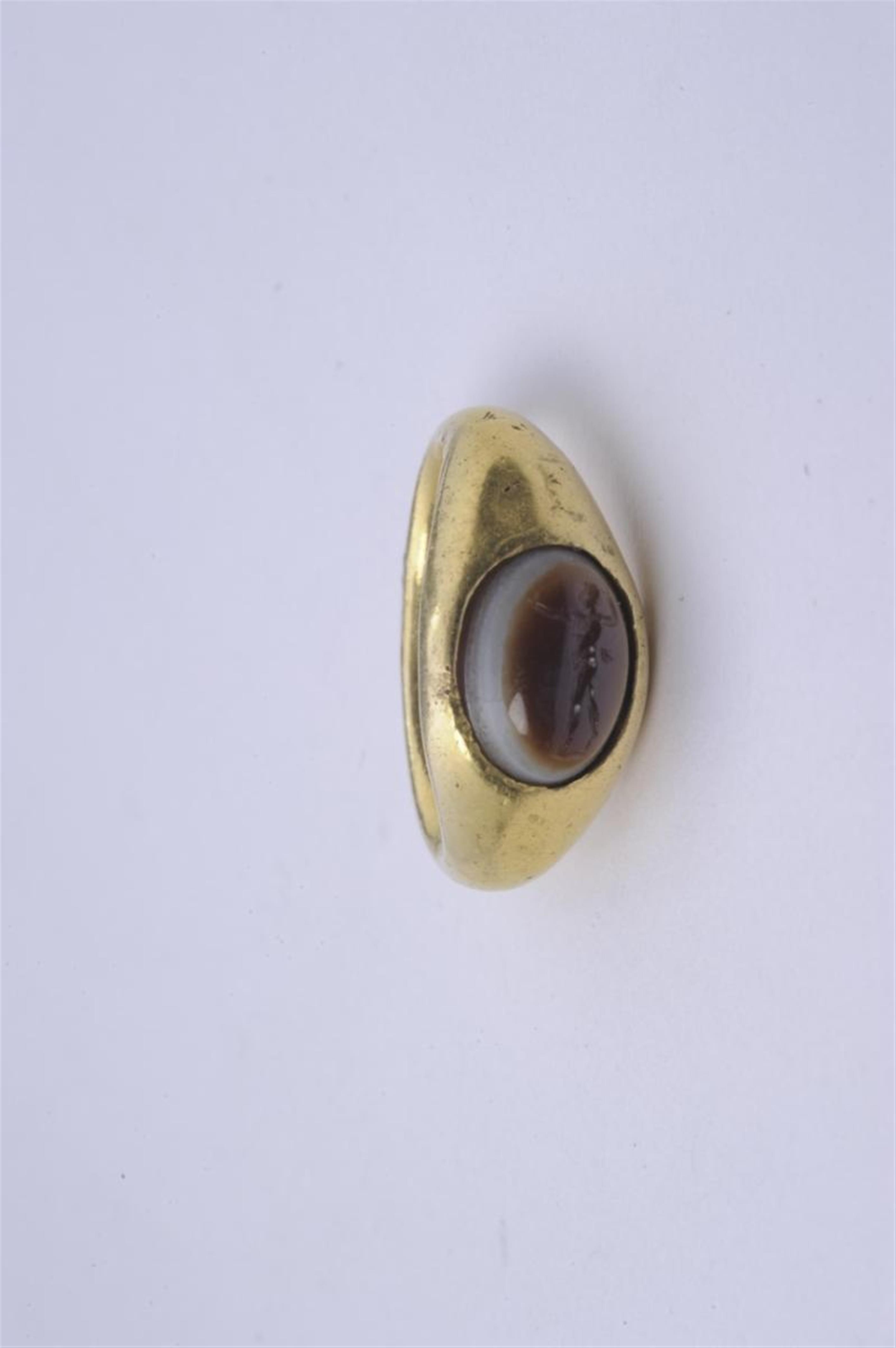A gold and banded agate Roman intaglio ring. - image-1
