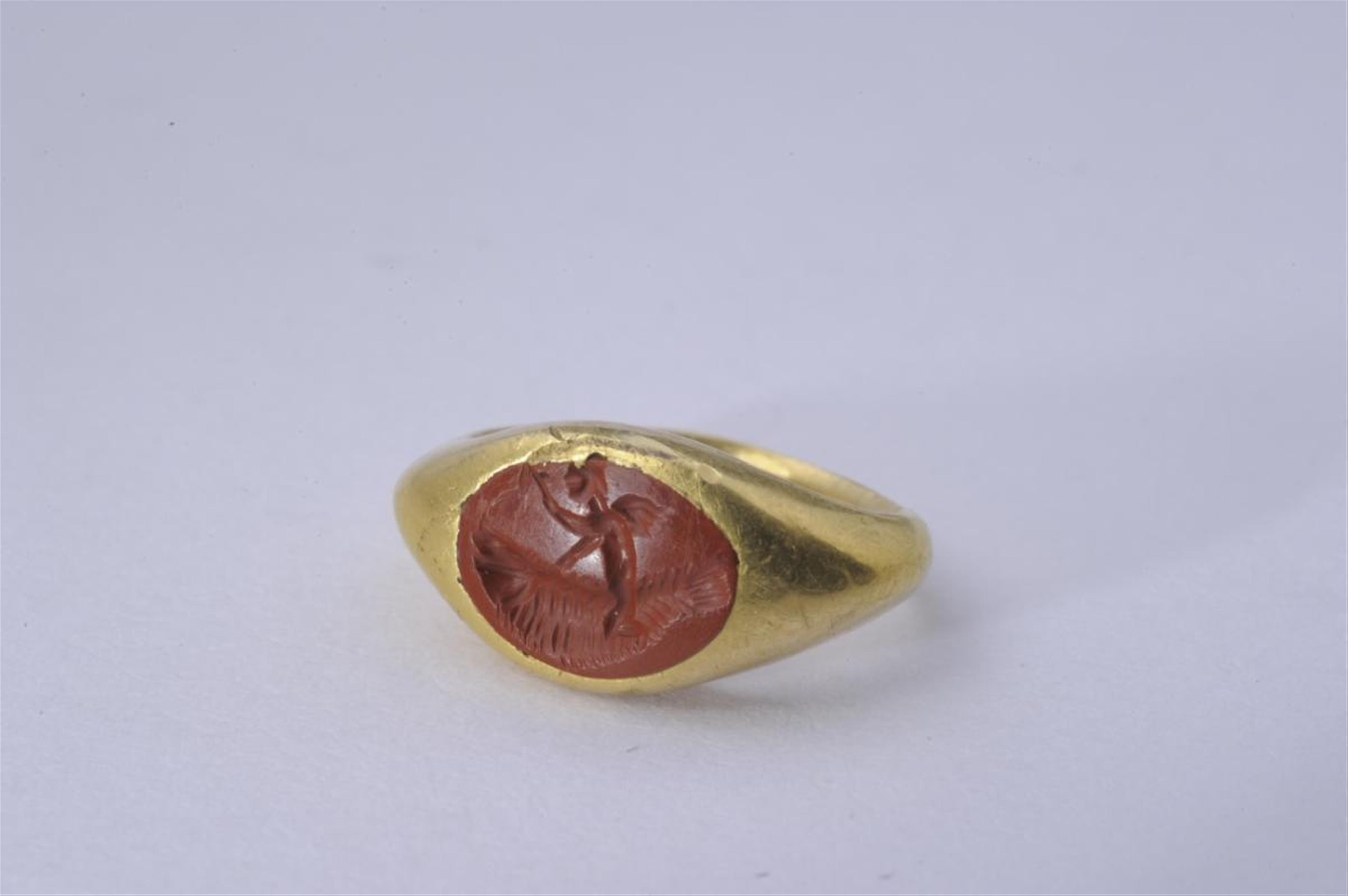 A gold and red jasper Roman intaglio ring. - image-1