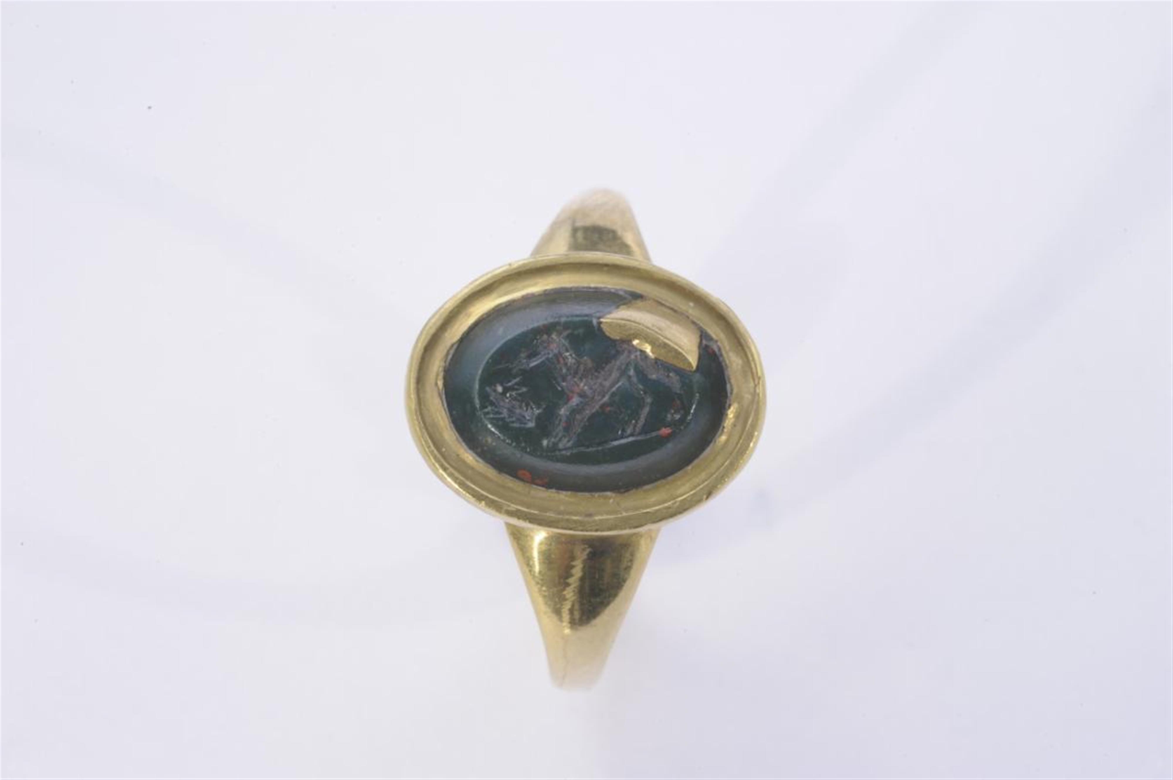 A fine gold and heliotrope Roman intaglio ring. - image-1