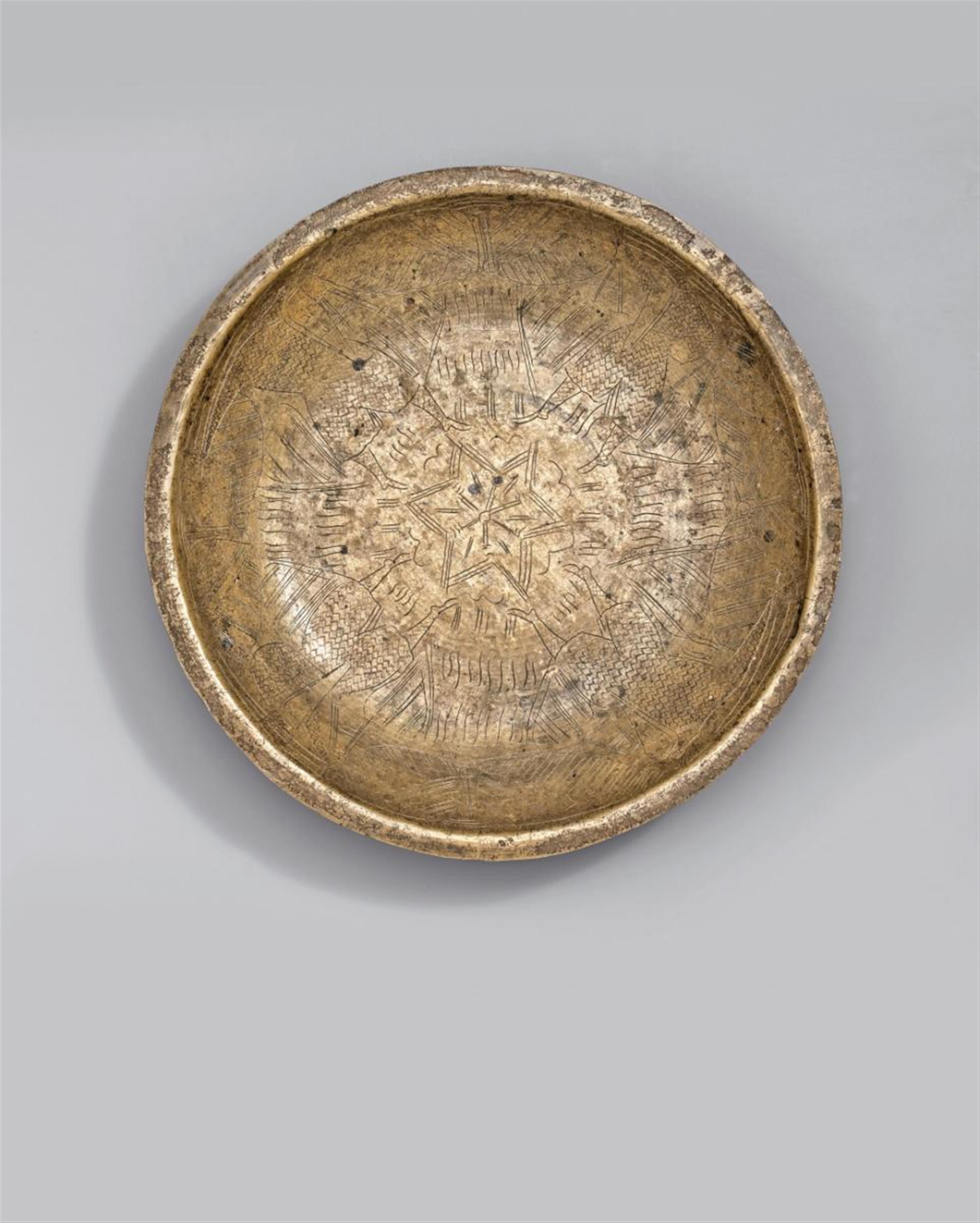 Probably German 12th century - A probably German 12th century bronze dish with engraved depictions of knights. - image-2