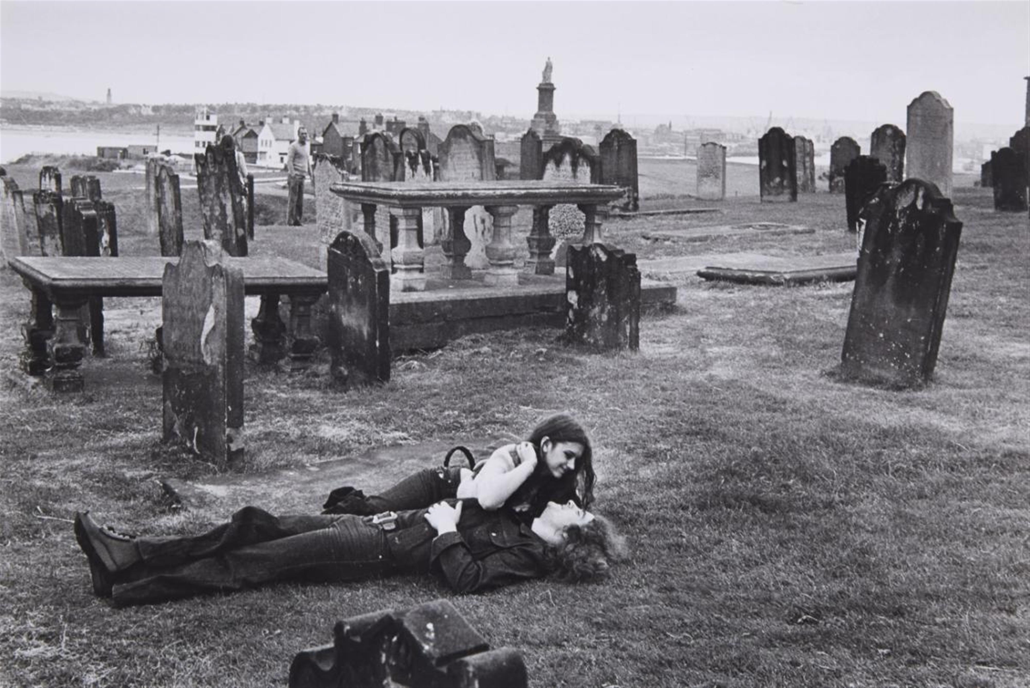 Martine Franck - Cemetry North of England, Whitley Bay - image-1