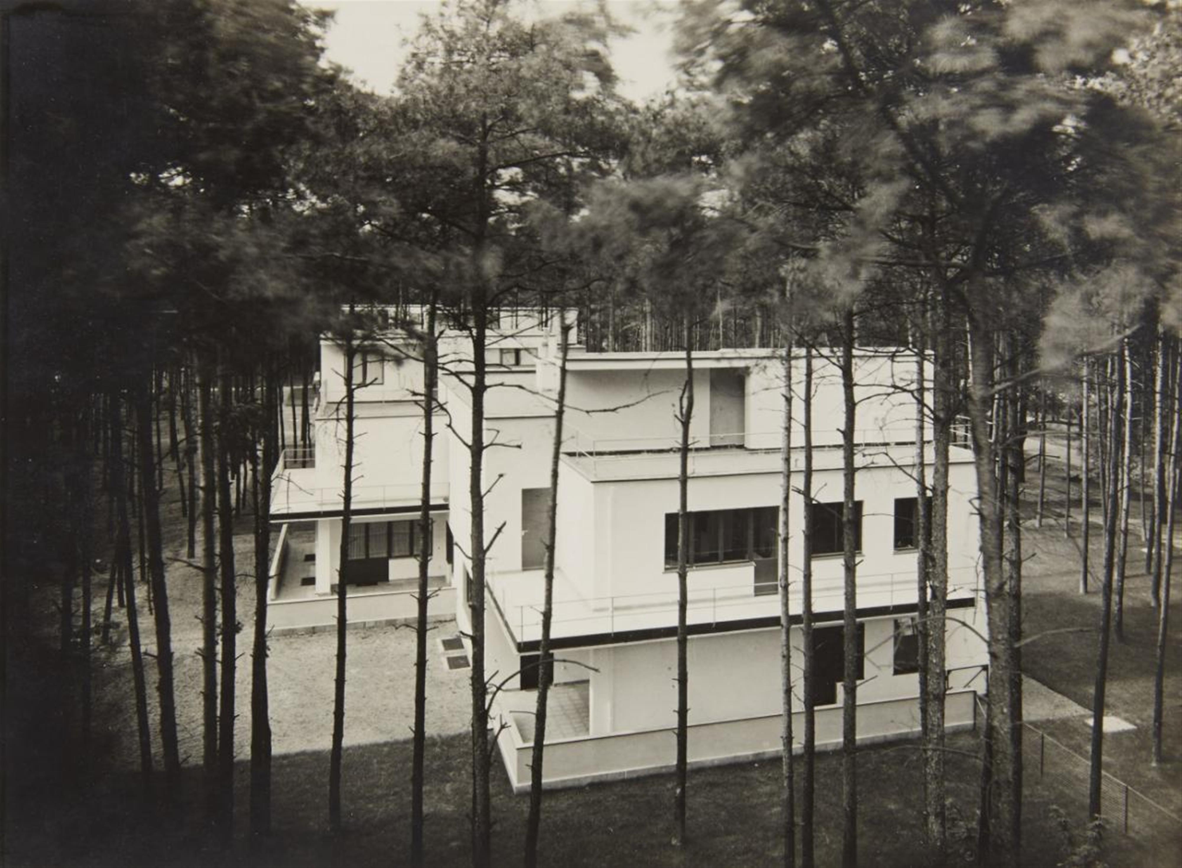 Lucia Moholy - Bauhaussiedlung Dessau, Doppelwohnhaus (Residential area, Bauhaus Dessau, semi-detached house) - image-1