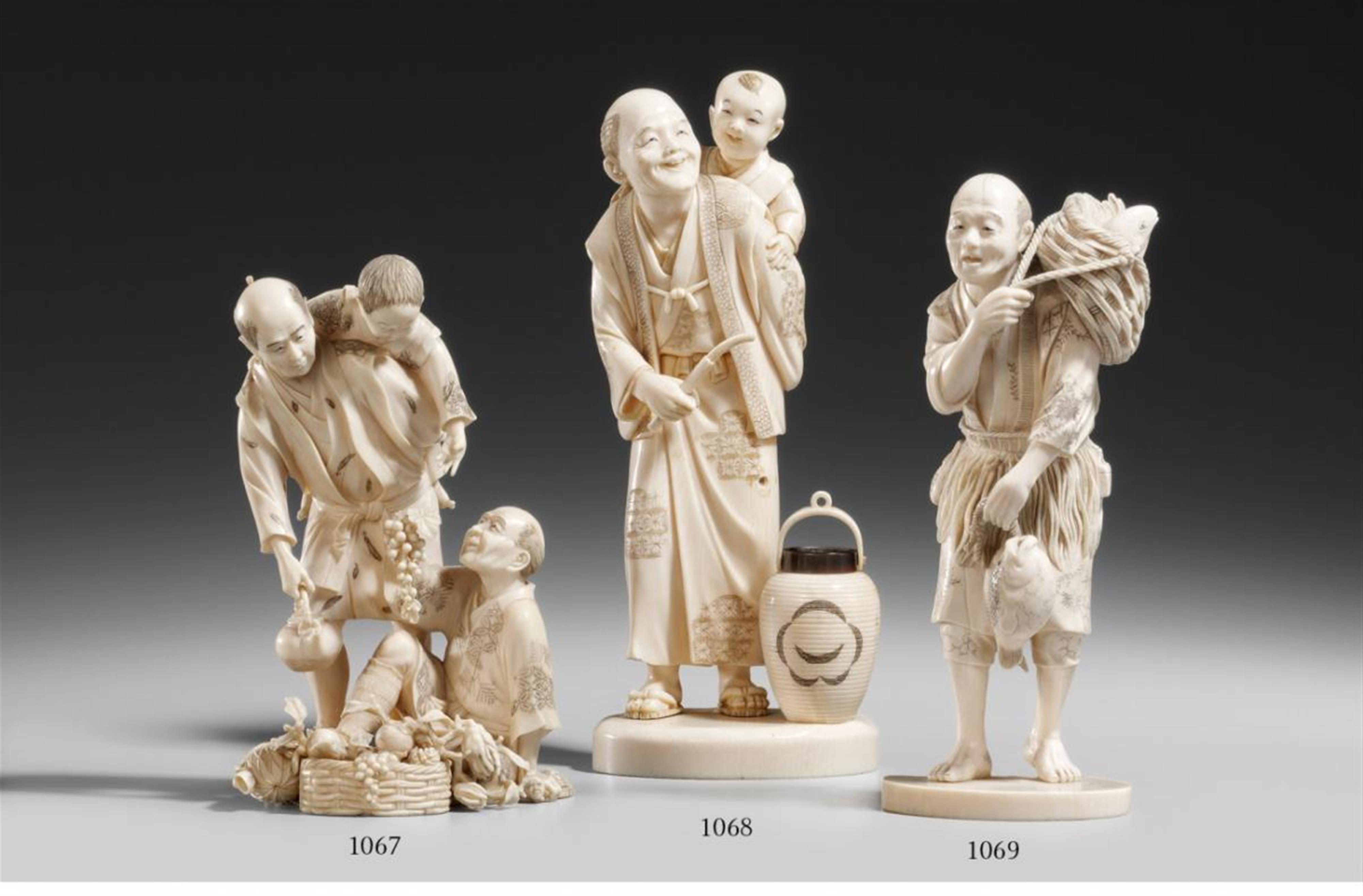 An ivory okimono of two peasants and fruits. Late 19th century - image-1
