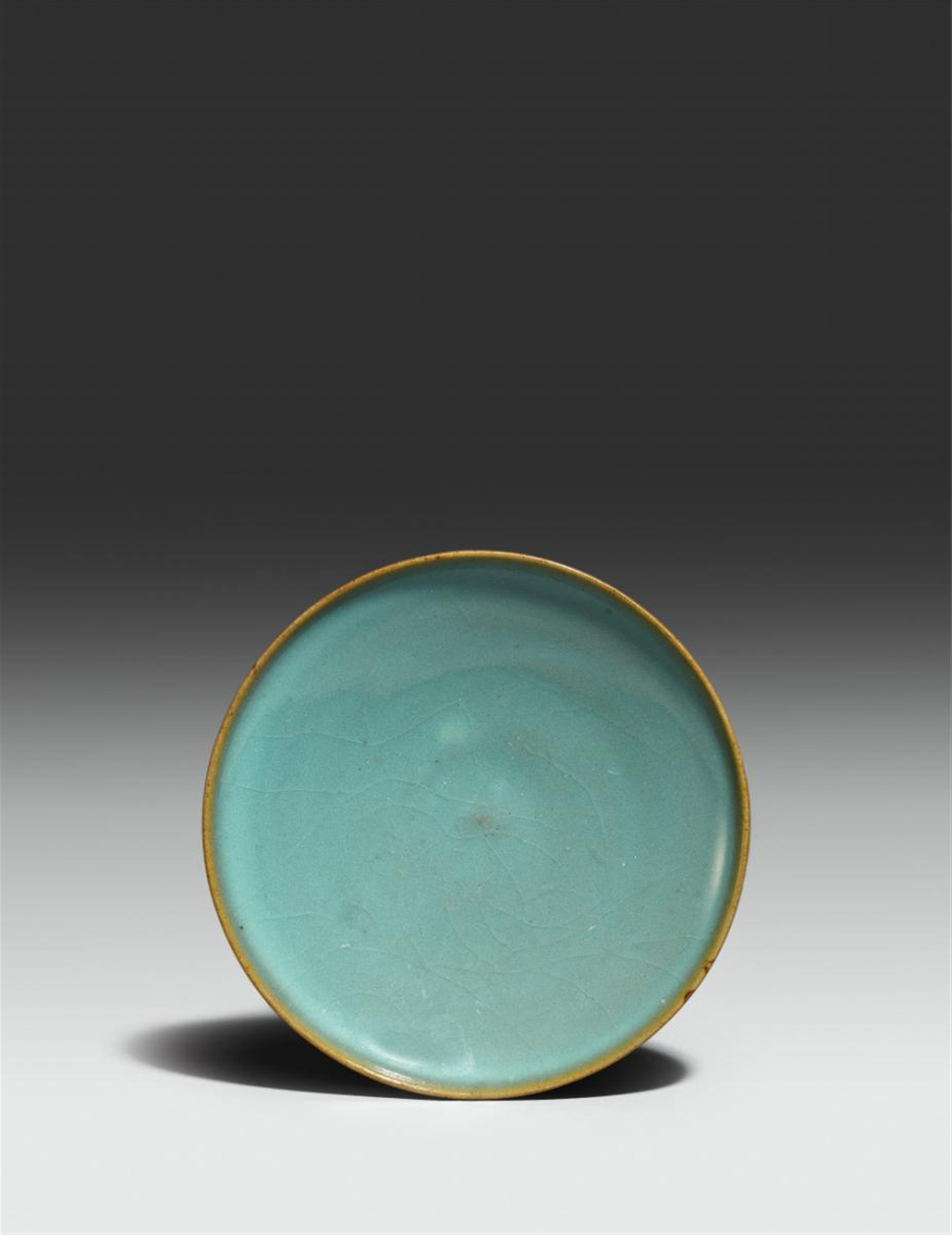 Flacher Teller mit hellblauer Glasur. Junyao. Song-Zeit (960-1279) - image-1