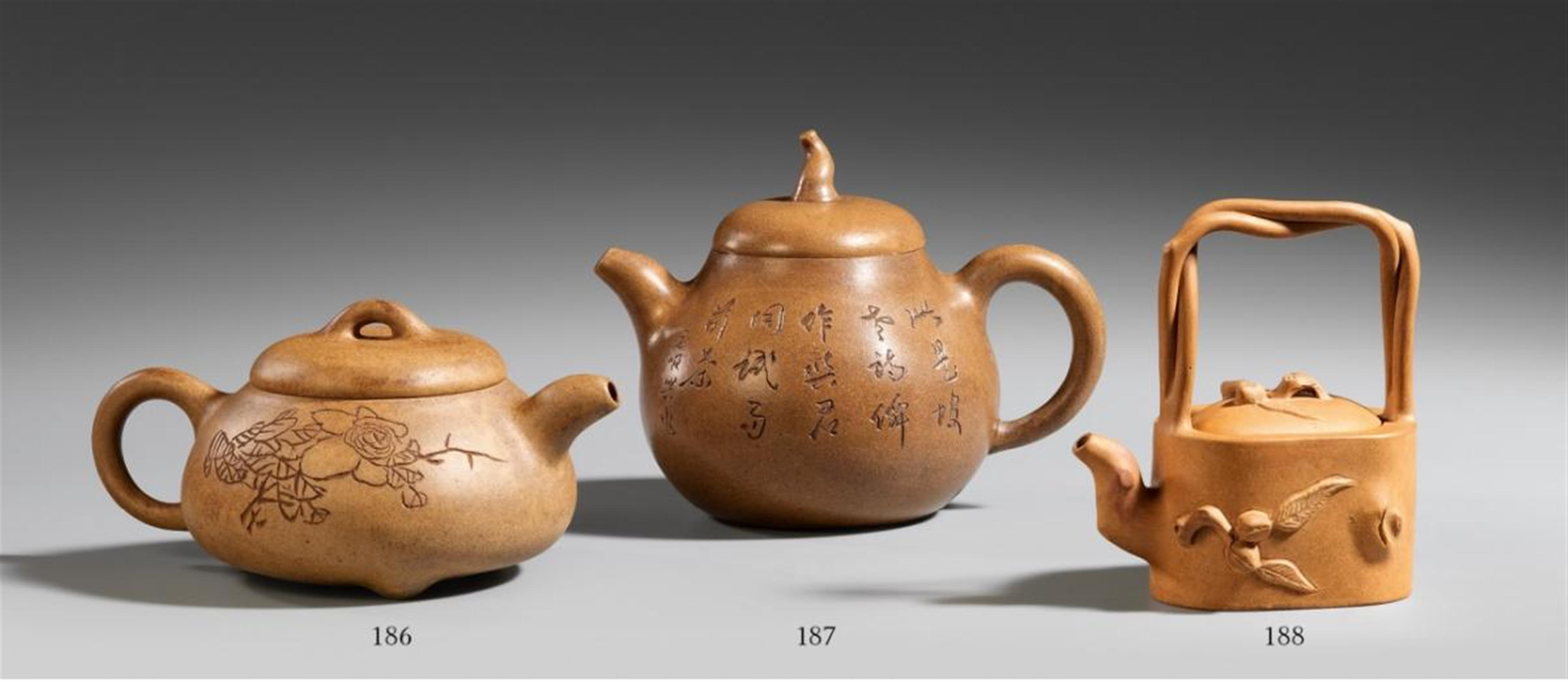 A trunk-shaped Yixing teapot. 19th/20th century - image-1