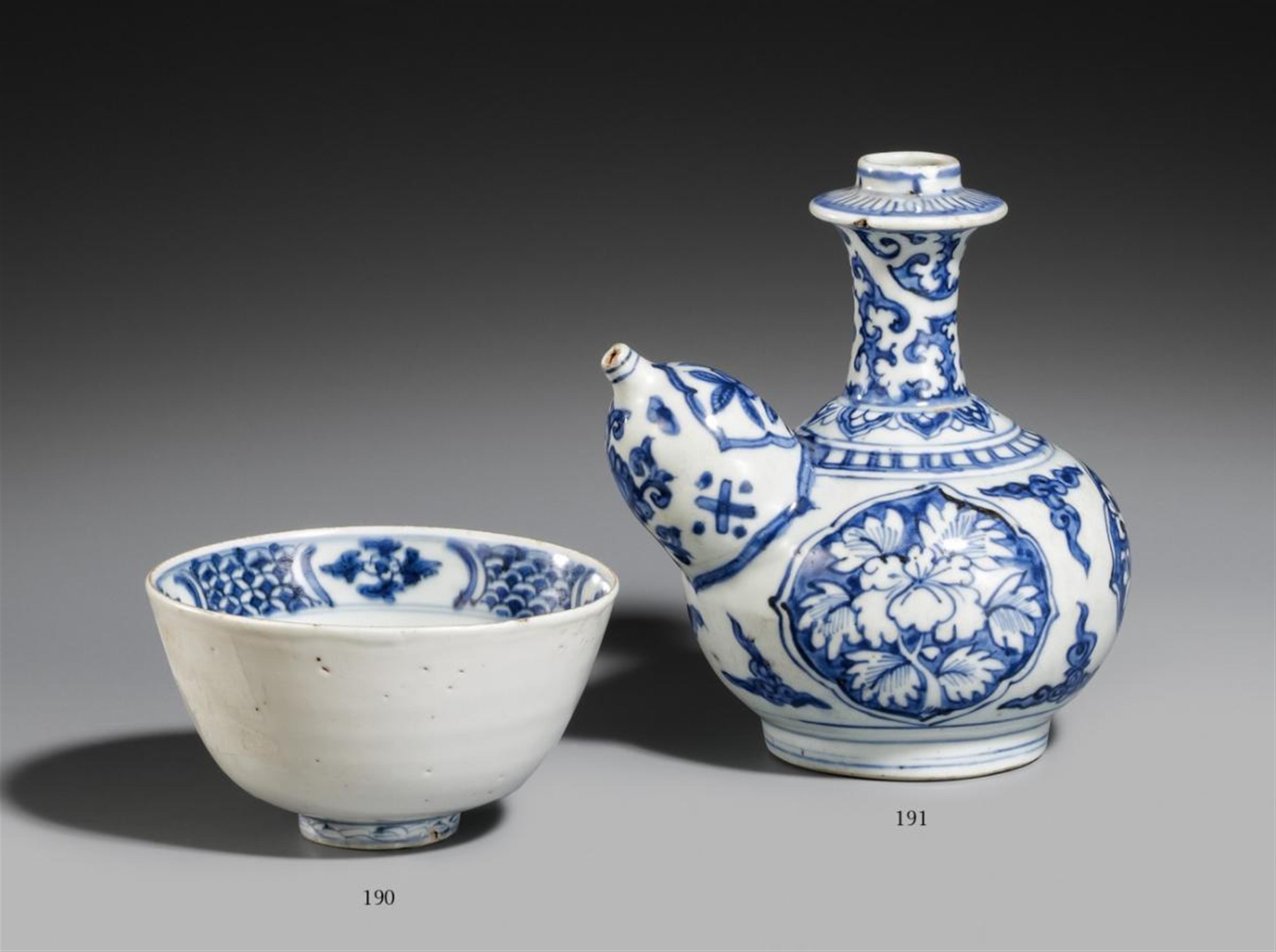 A blue and white kendi. First half 17th century - image-1