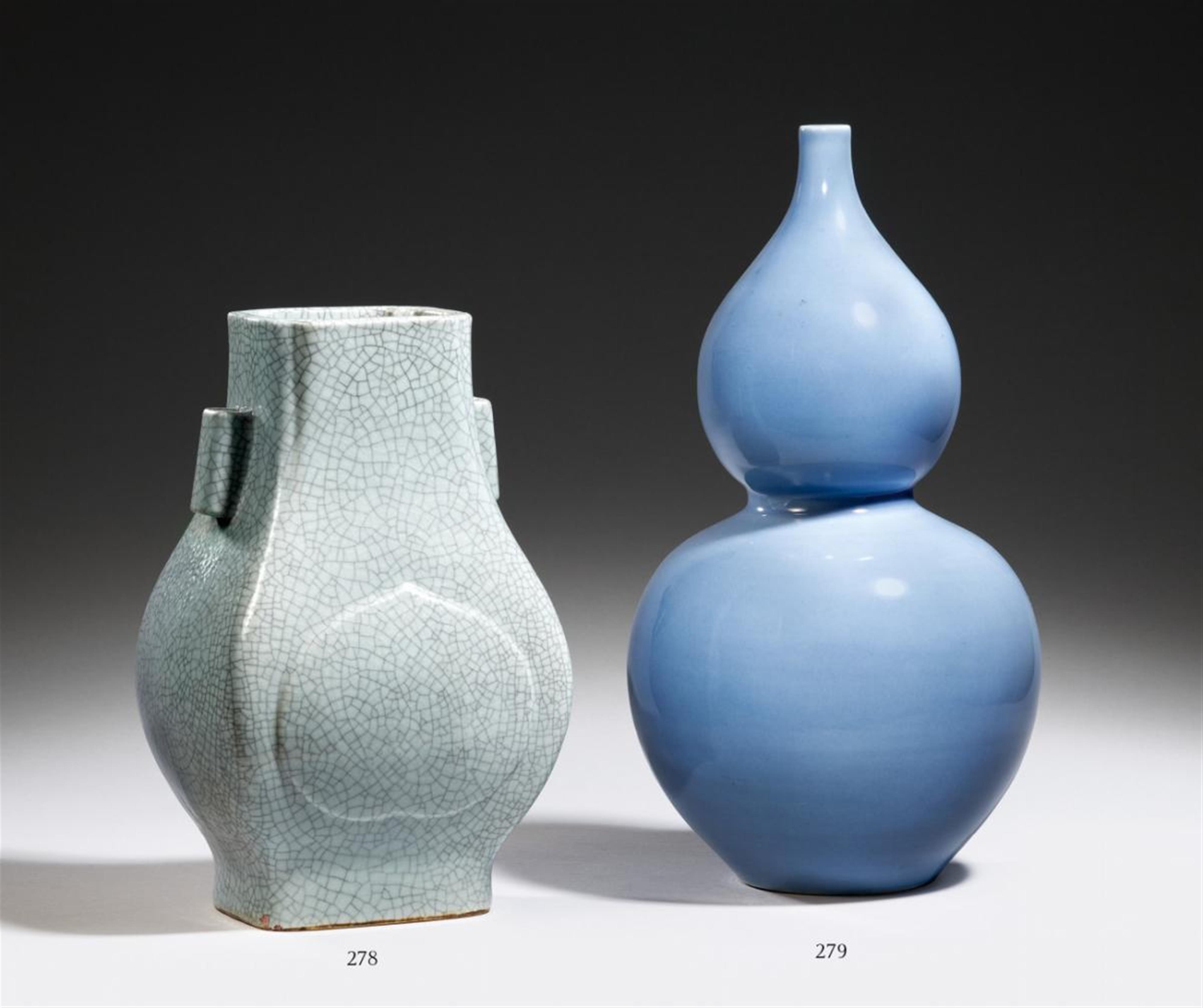 A sky-blue-glazed double-gourd vase. 20th century - image-1