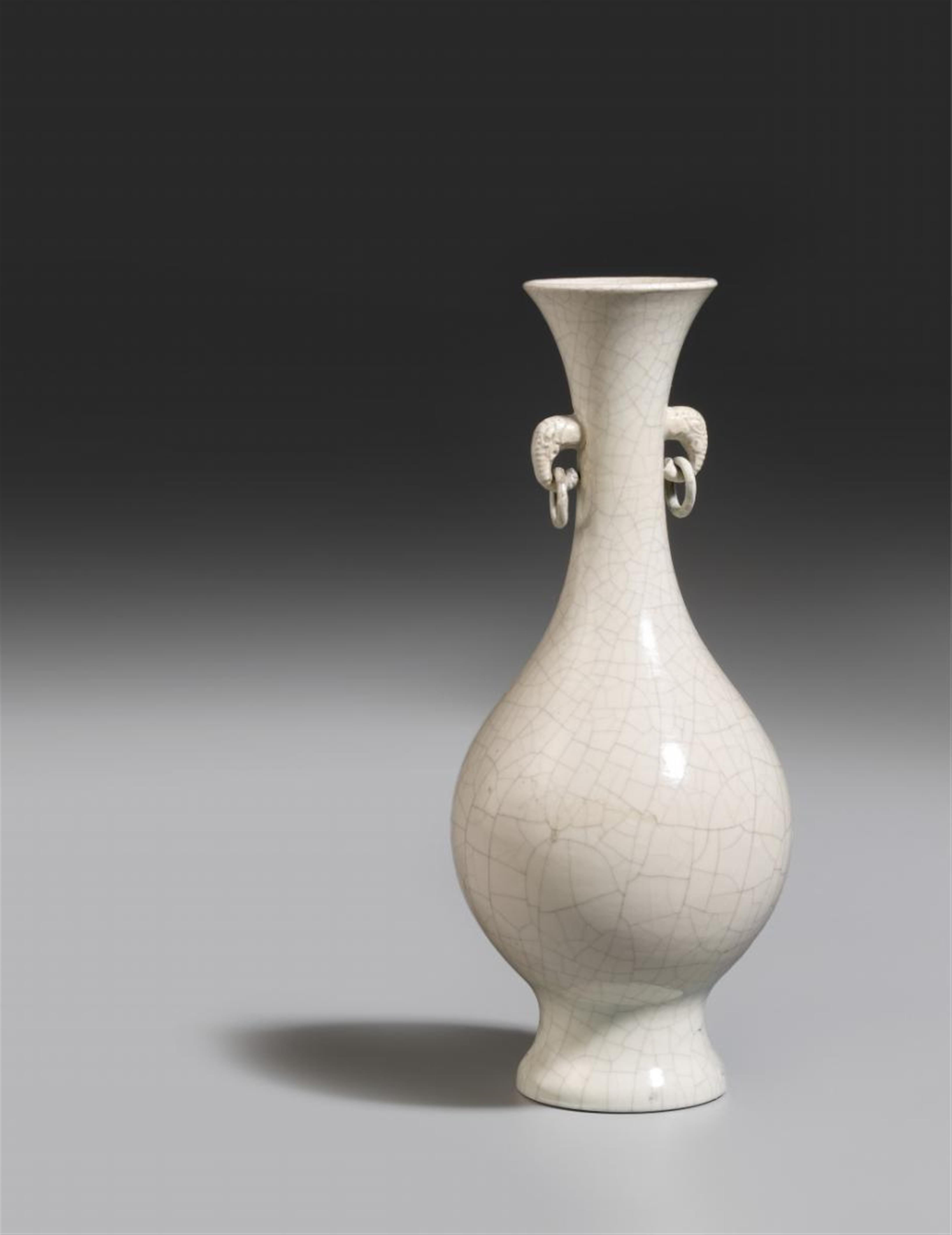 Vase mit beigefarbener Glasur. Soft-paste. 1. Hälfte 18. Jh. - image-1