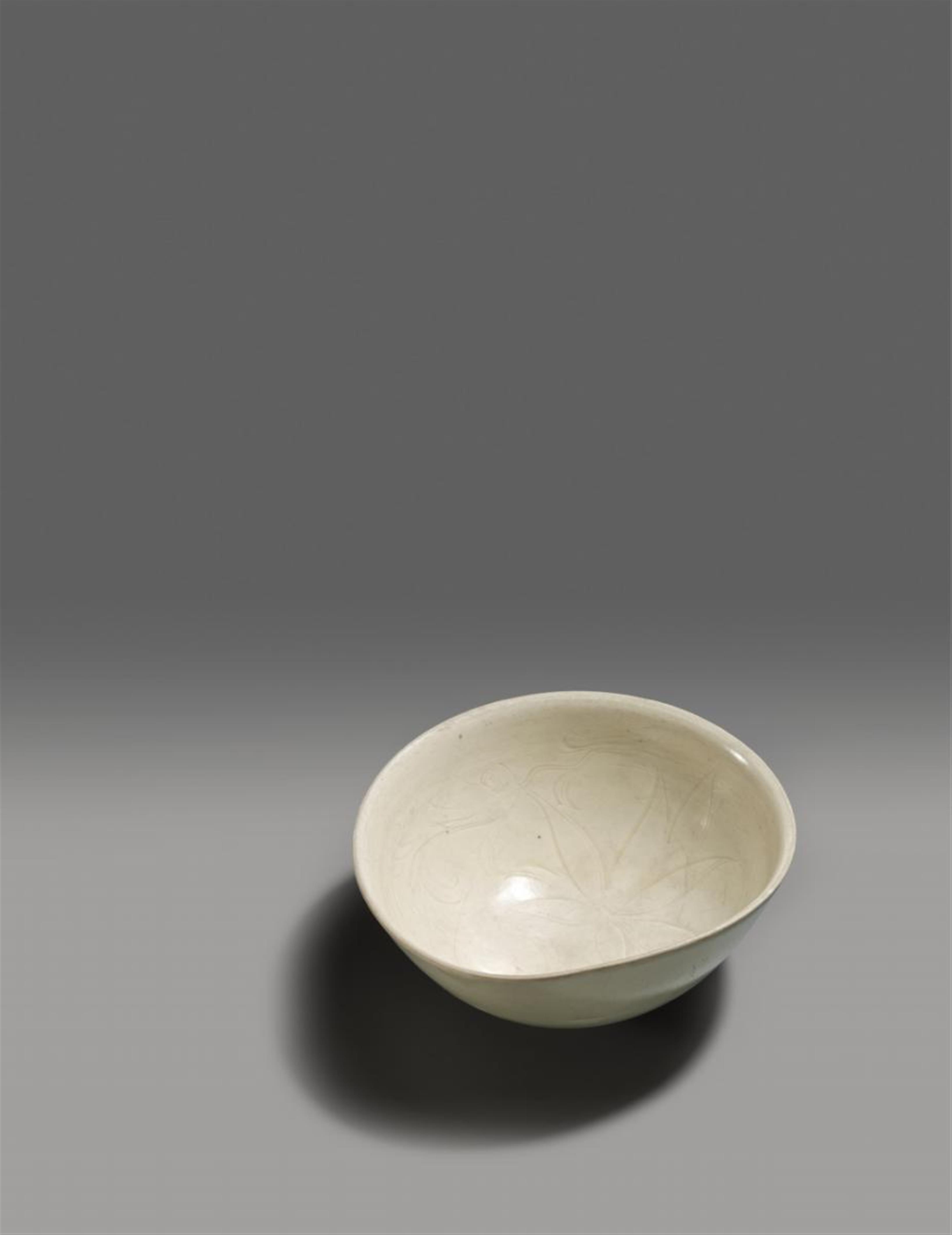 A rare Dingyao carved bowl. Northern Song/Jin Dynasty, 11th/12th century - image-1