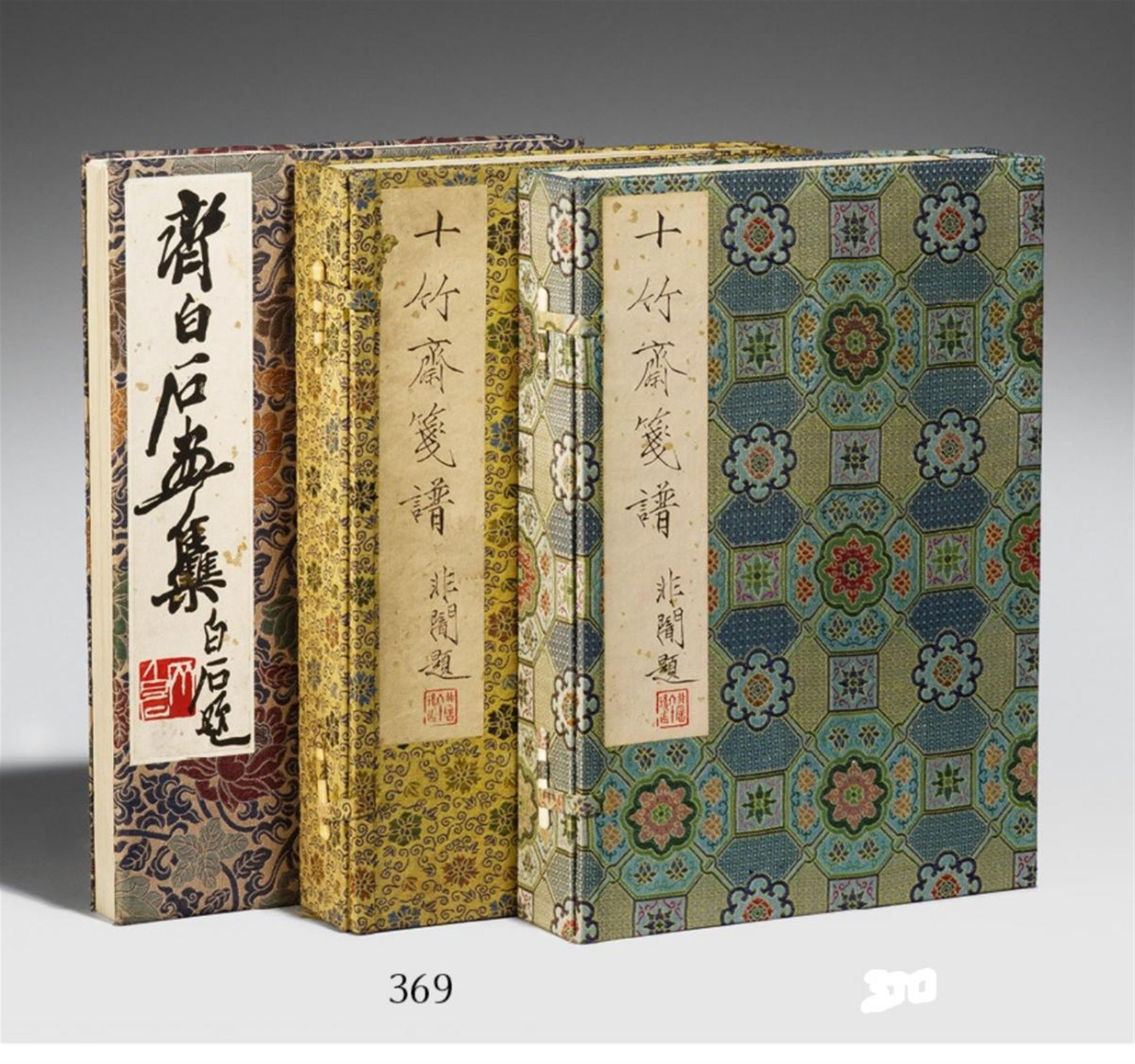 After Hu Zhengyan - Four woodblock-printed albums after Hu Zhengyan (ca. 1584-1674) titled "Shizhuzhai jianpu" (Collection of letter papers from the Ten Bamboo Studio) with 250 colour woodblock pri... - image-1