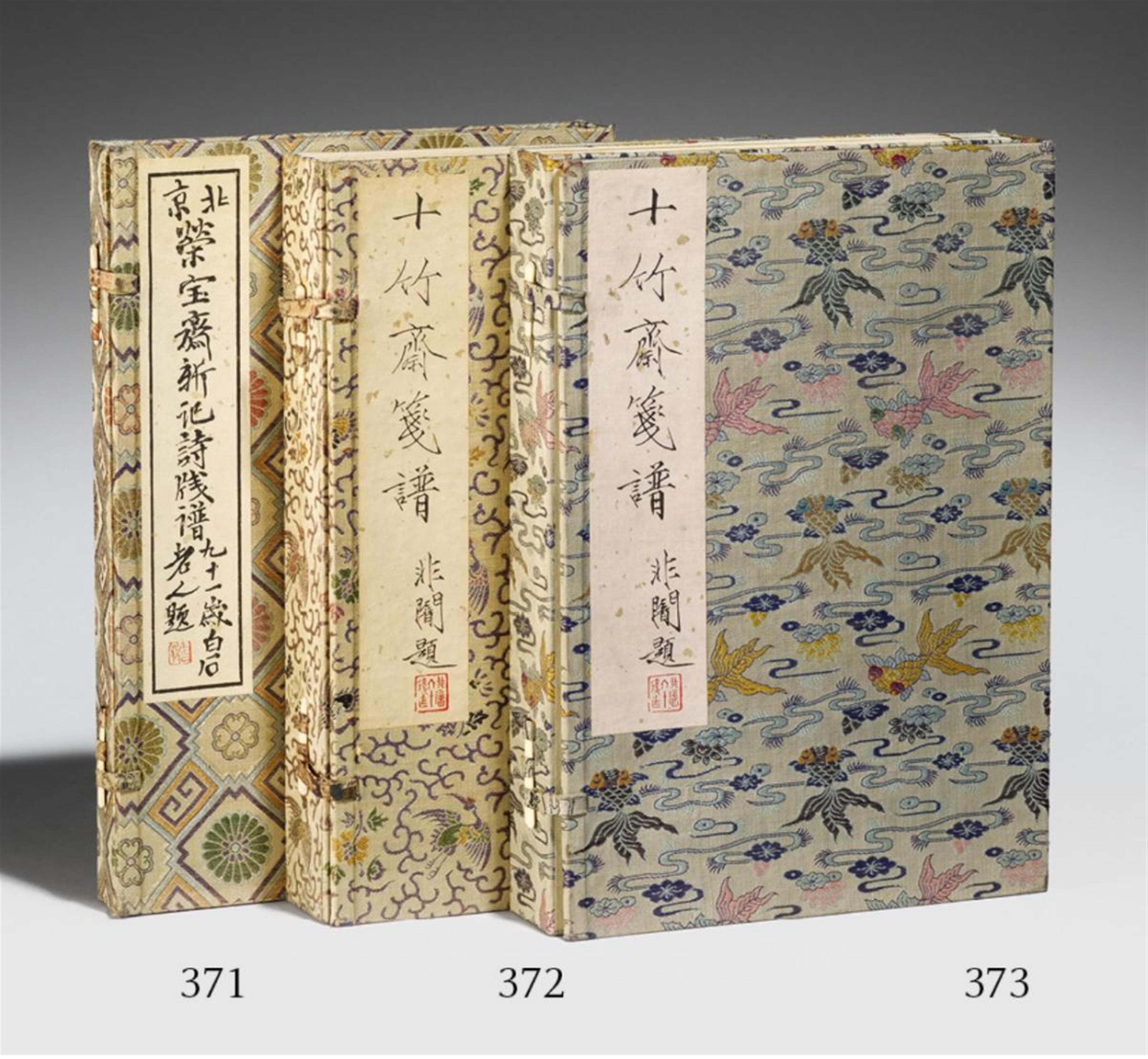 After Hu Zhengyan - Four woodblock-printed albums after Hu Zhengyan (ca. 1584-1674) titled "Shizhuzhai jianpu" (Collection of letter papers from the Ten Bamboo Studio) with 250 colour woodblock pri... - image-1