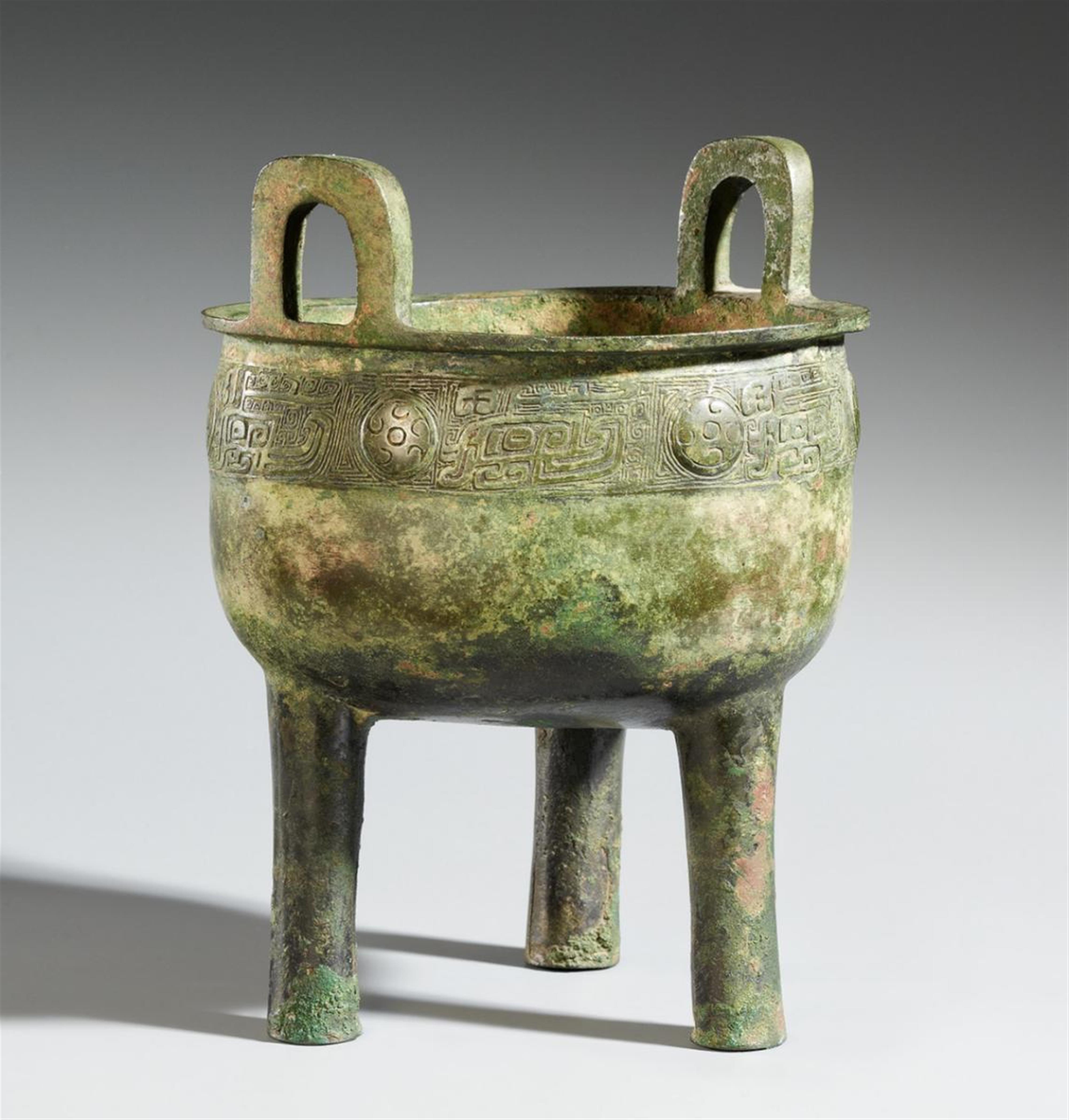 An archaic bronze ritual food vessel (ding). Late Shang/Early Western Zhou dynasty, 12th/11th century - image-1
