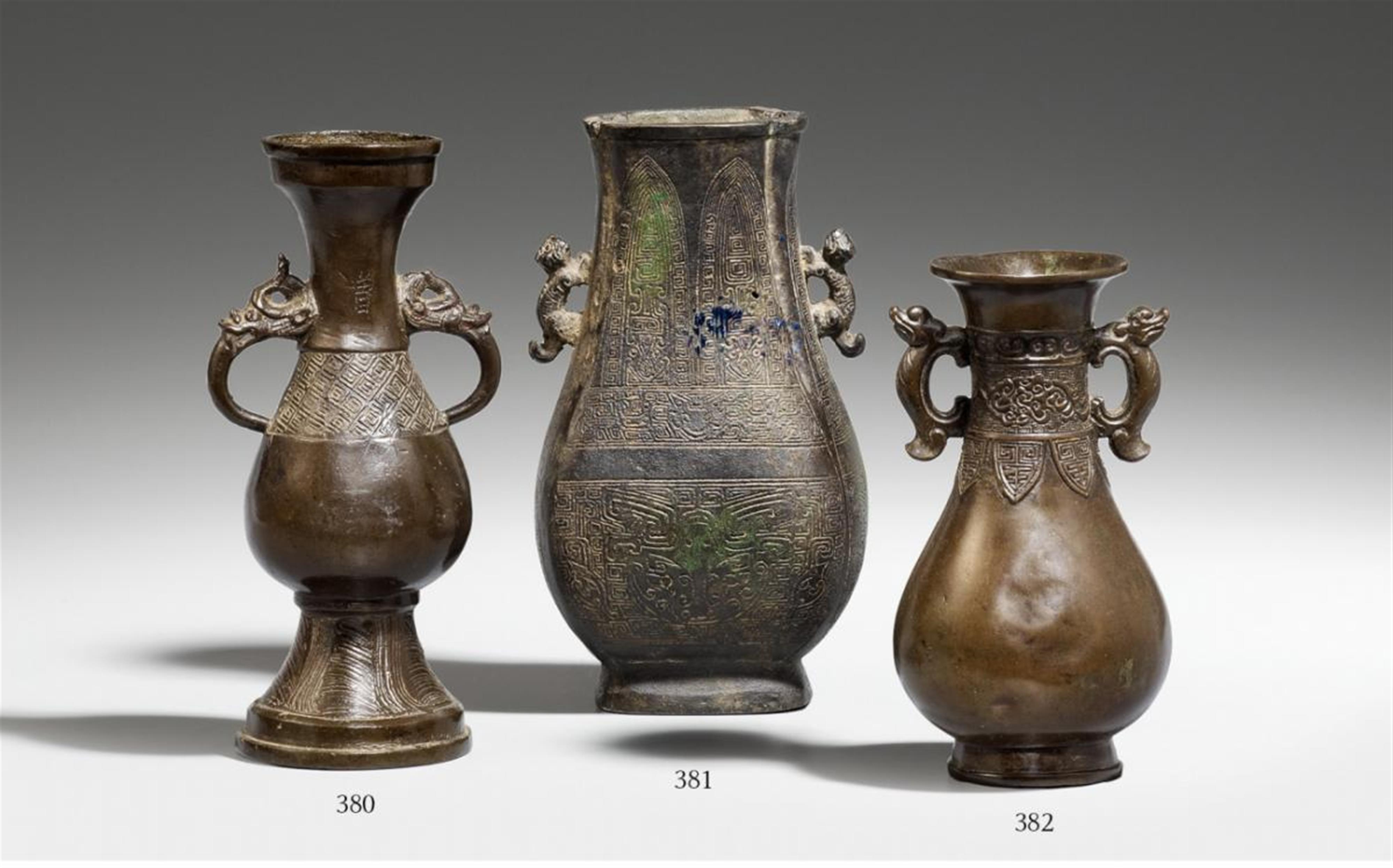 A bronze vase. Qing dynasty - image-1