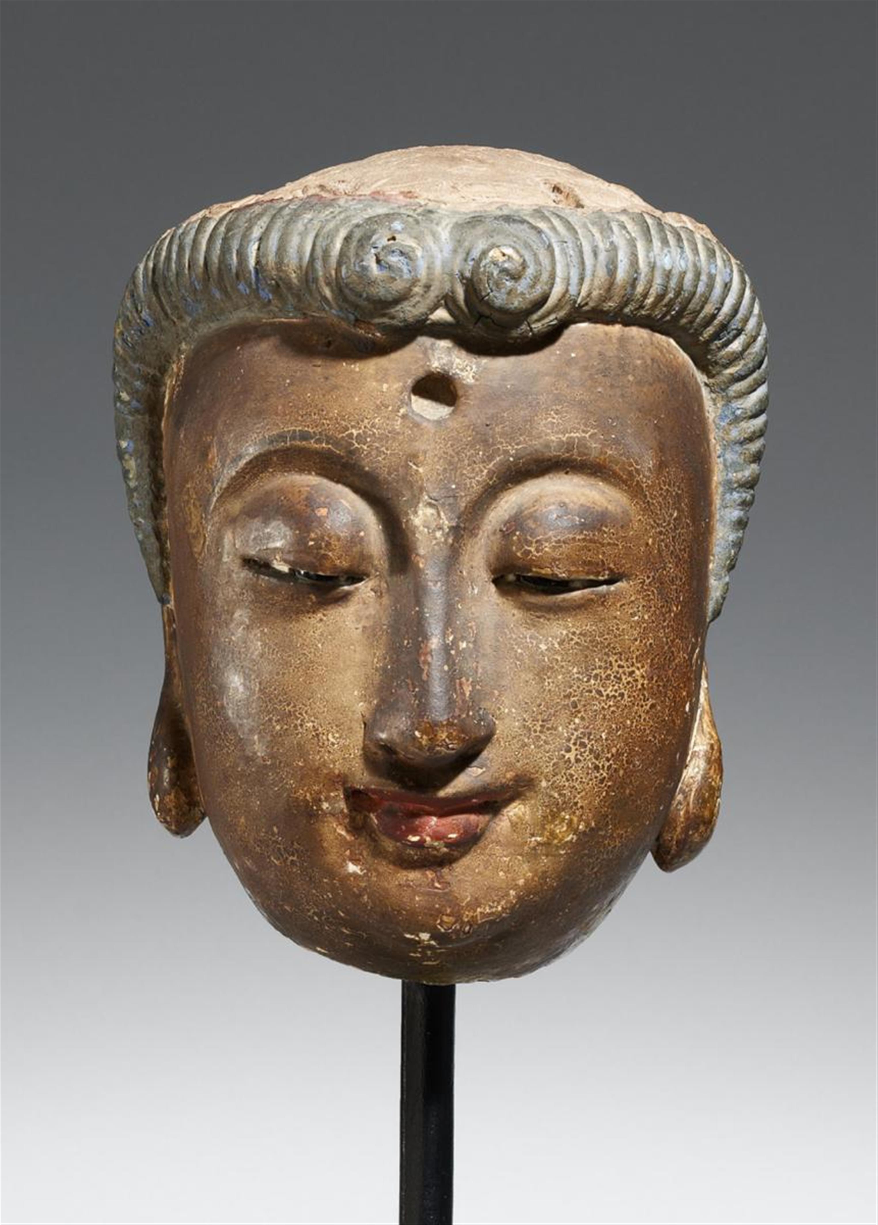 Kopf eines Bodhisattva. Stucco mit Bemalung. Ming-Zeit - image-1