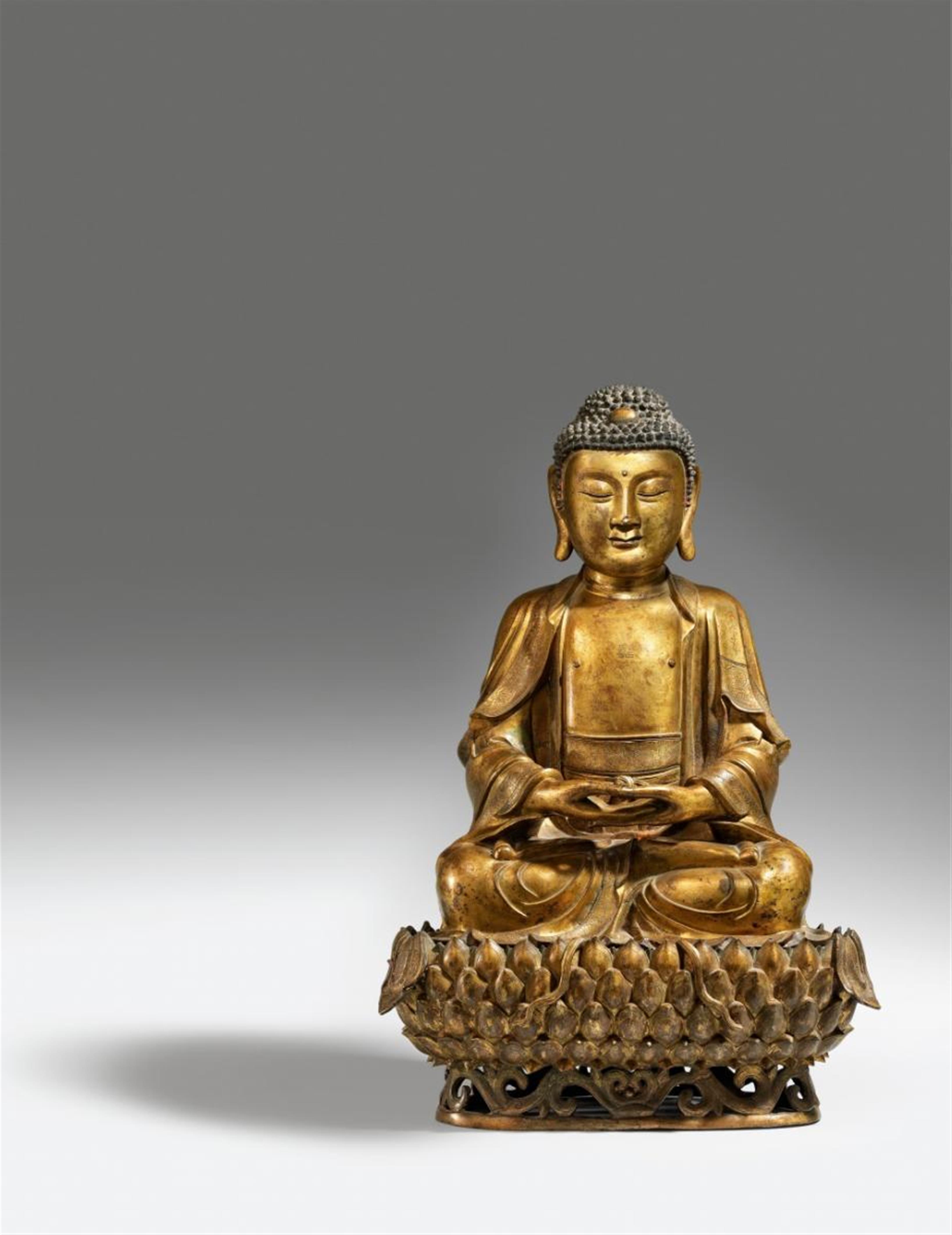 A large gilt-bronze figure of Buddha Shakyamuni. Ming dynasty, 17th century - image-1