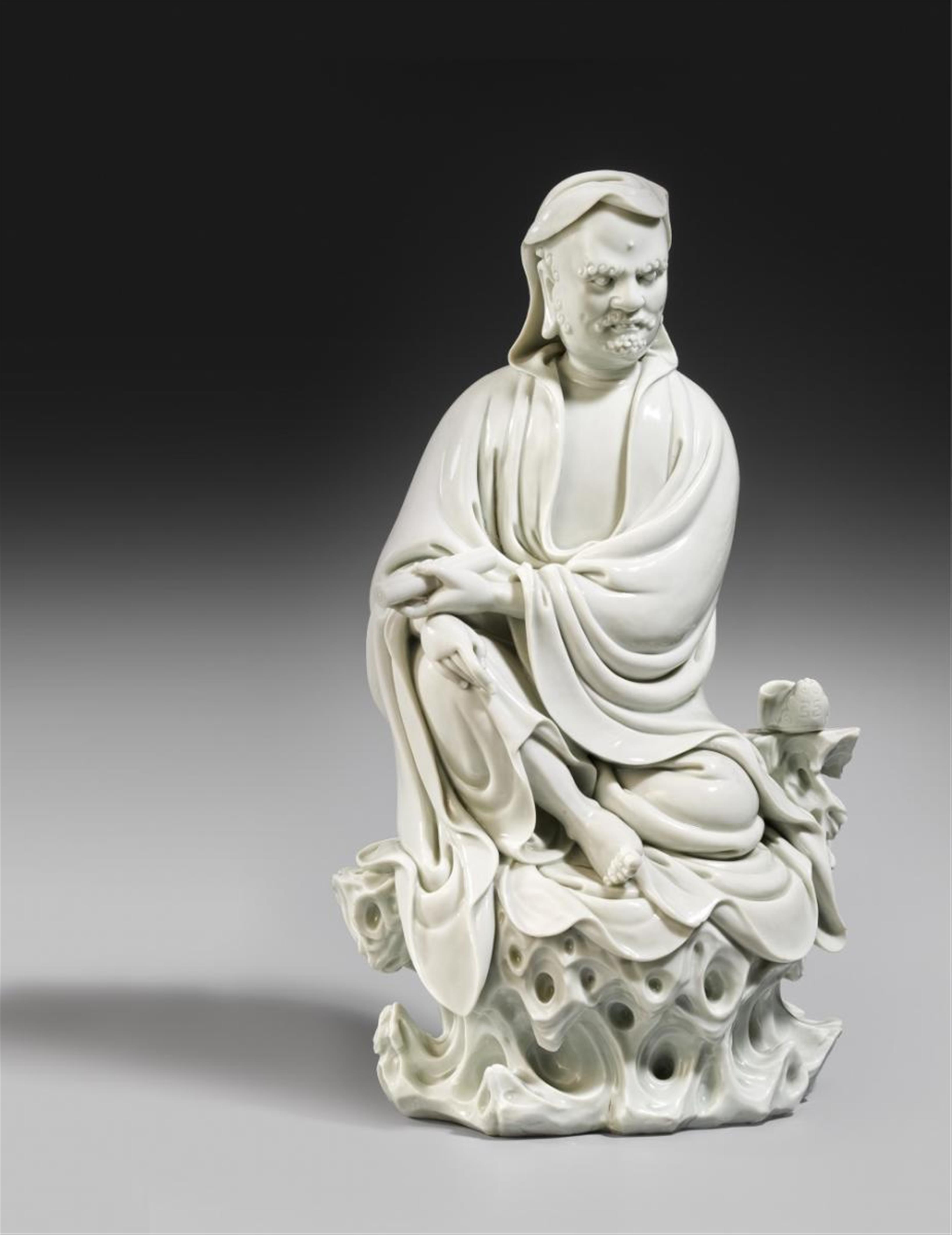 Blanc de chine-Figur des sitzenden Damo. Dehua. 17./18. Jh. - image-1