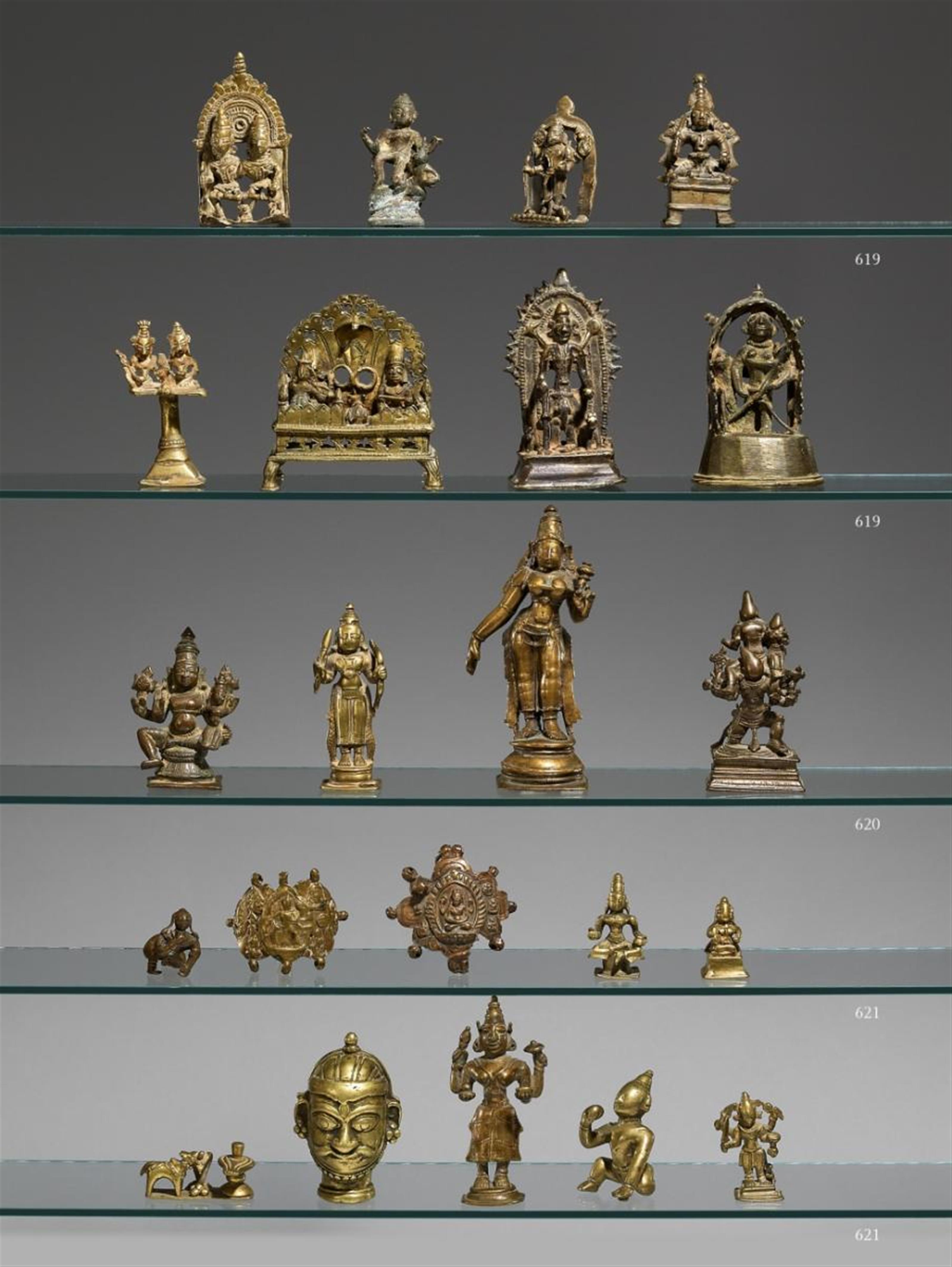 Sieben Figuren, eine kleine Maske und zwei gewölbte Plaketten. Bronze, Gelbmetall und Kupfer. Zentral-Indien. 19. Jh. - image-1