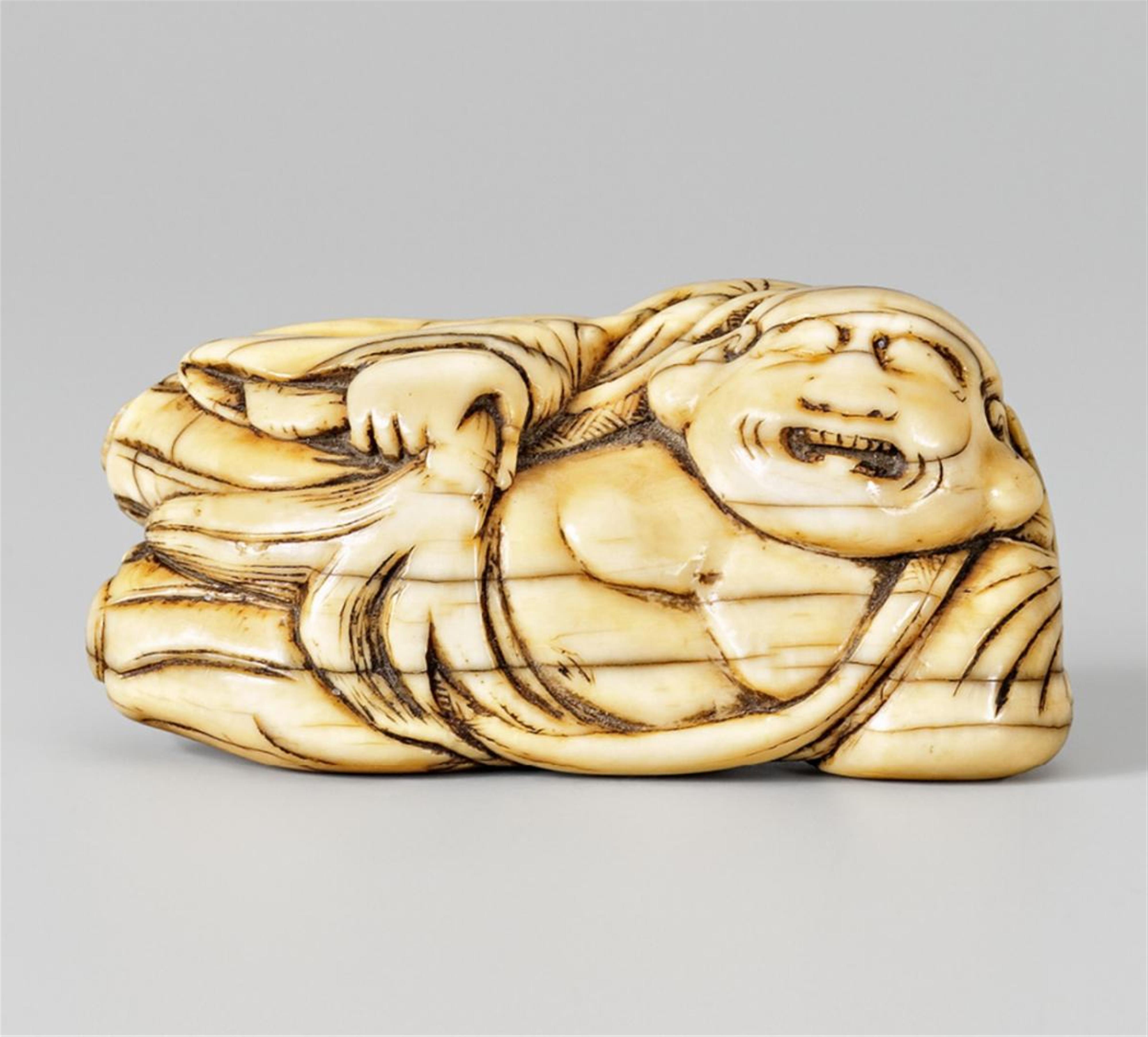 An ivory netsuke of a resting Hotei. 18th/early 19th century - image-1