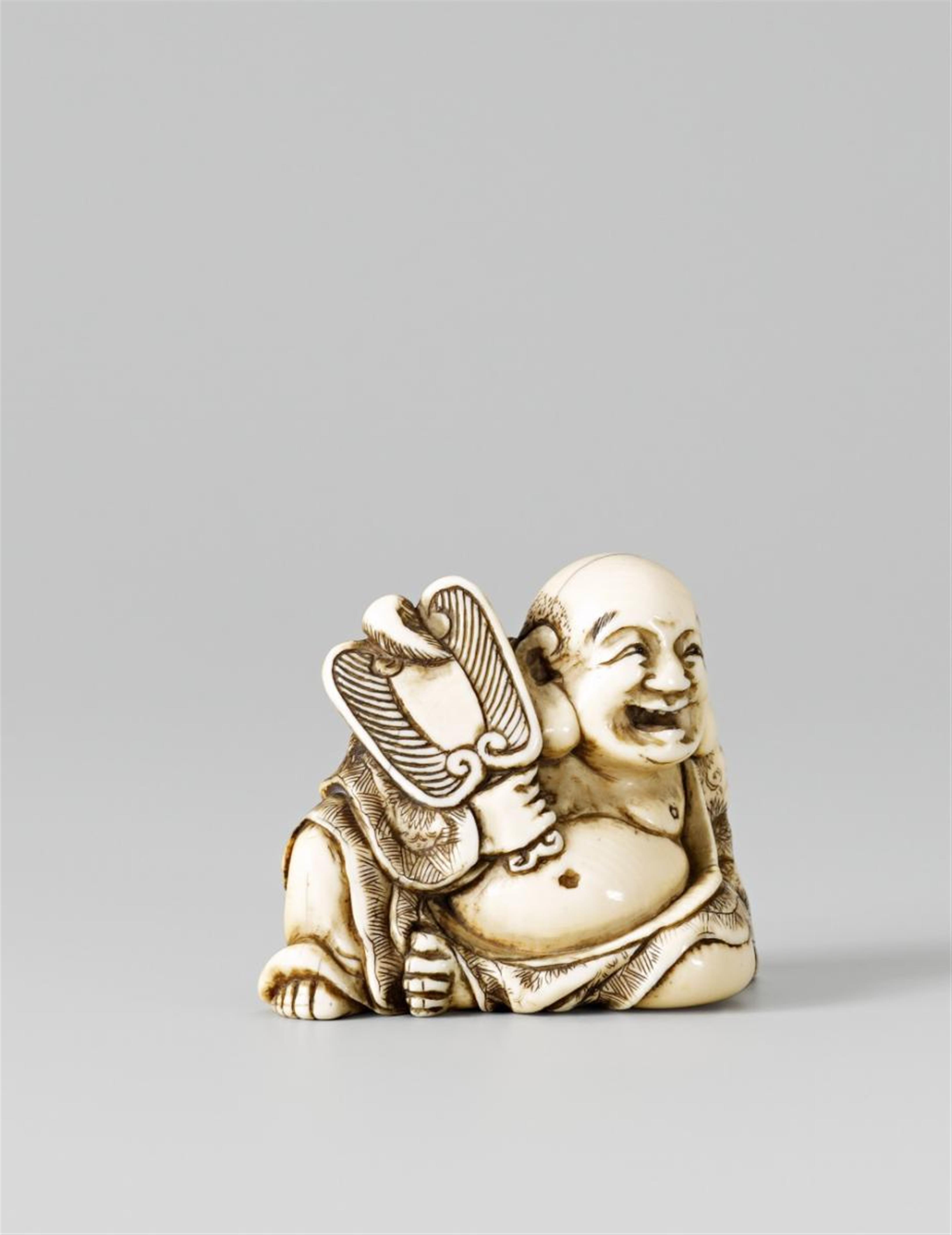 A very good Kyoto school ivory netsuke of Hotei with a fan, by Yoshitomo. Late 18th century - image-1