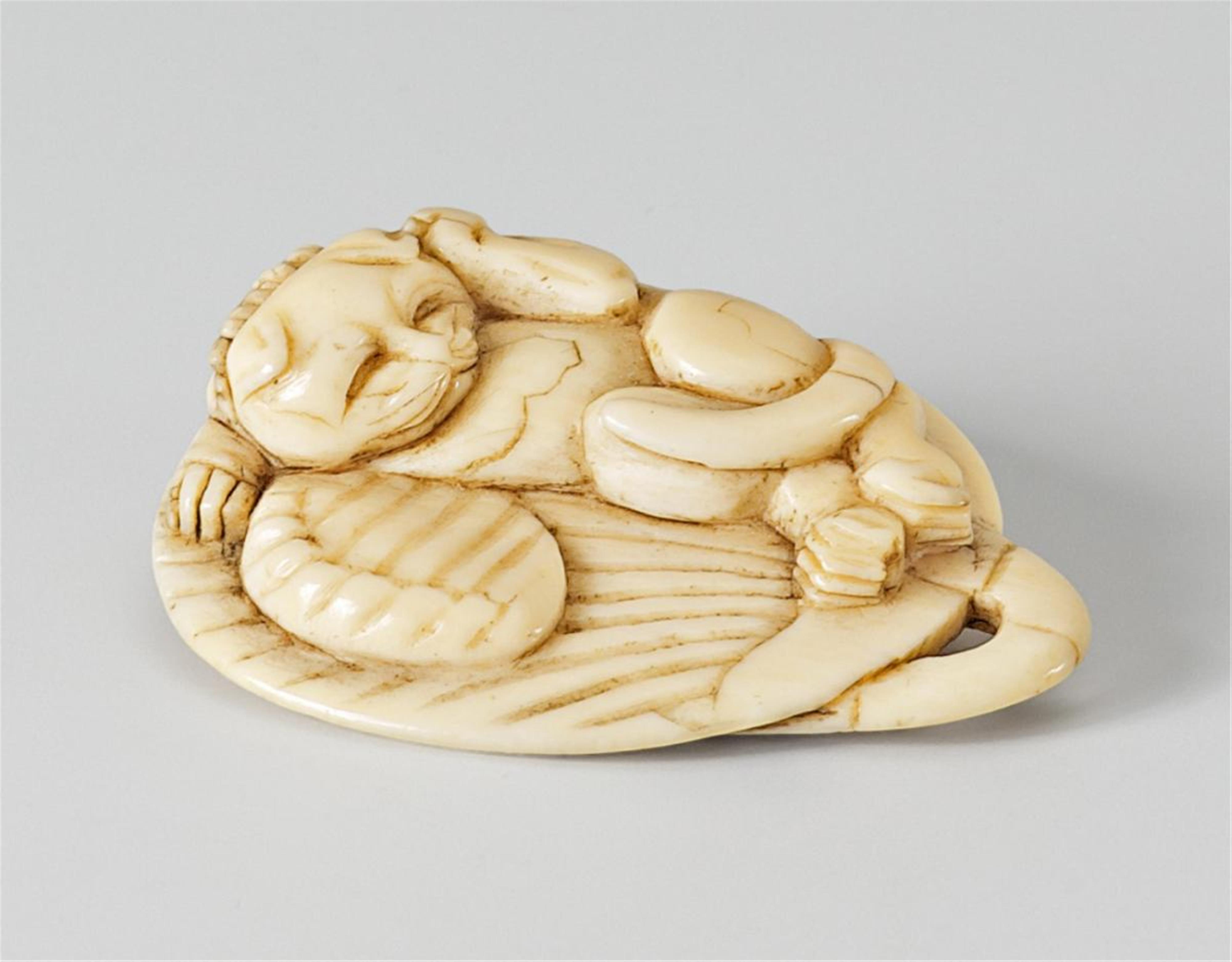 A charming ivory netsuke of a spotted cat on an uchiwa. First half 19th century - image-1