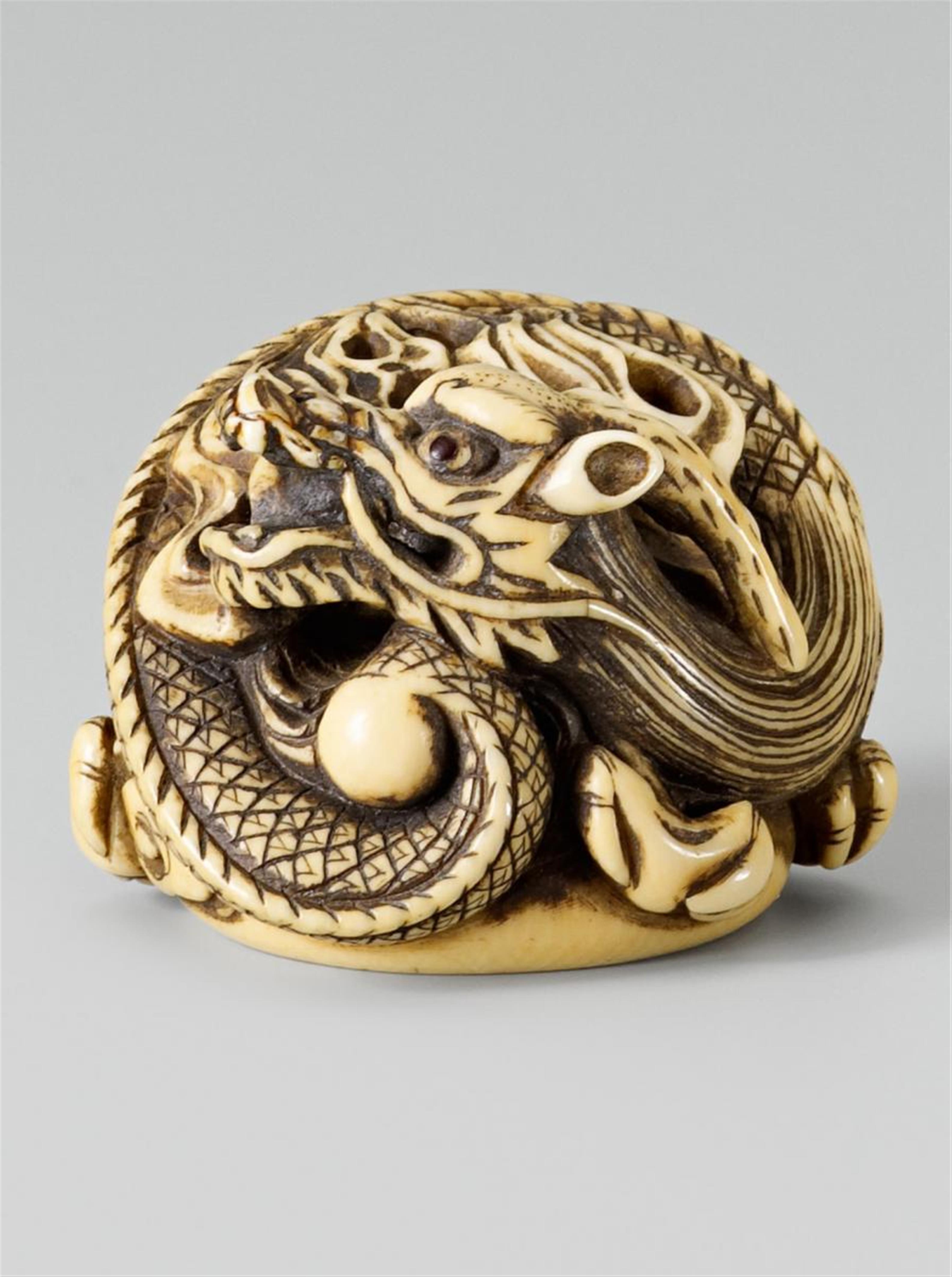 An ivory netsuke of a dragon on an alms bowl. Early 19th century - image-1