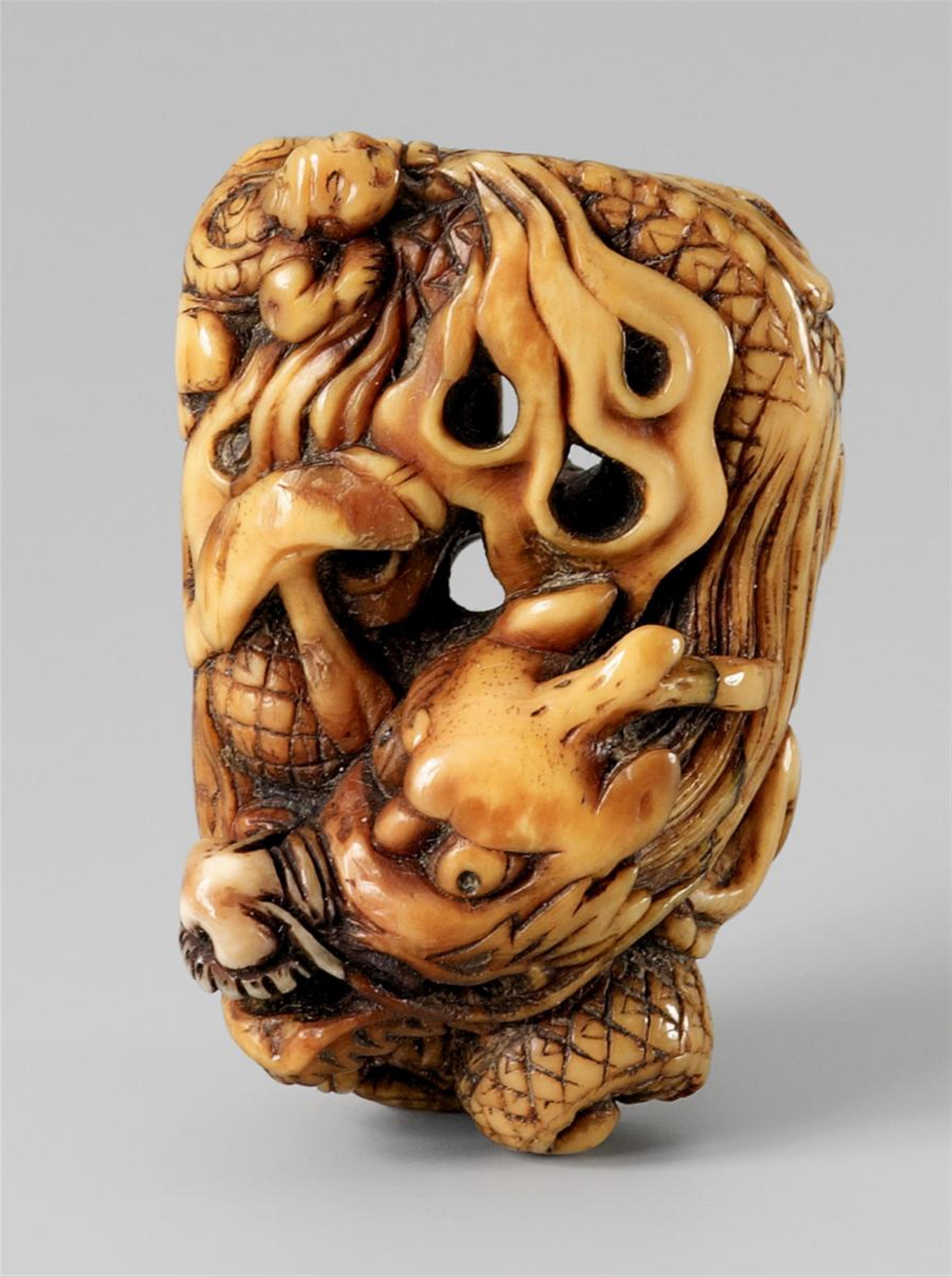 An ivory netsuke of a one-horned dragon. 18th century - image-1