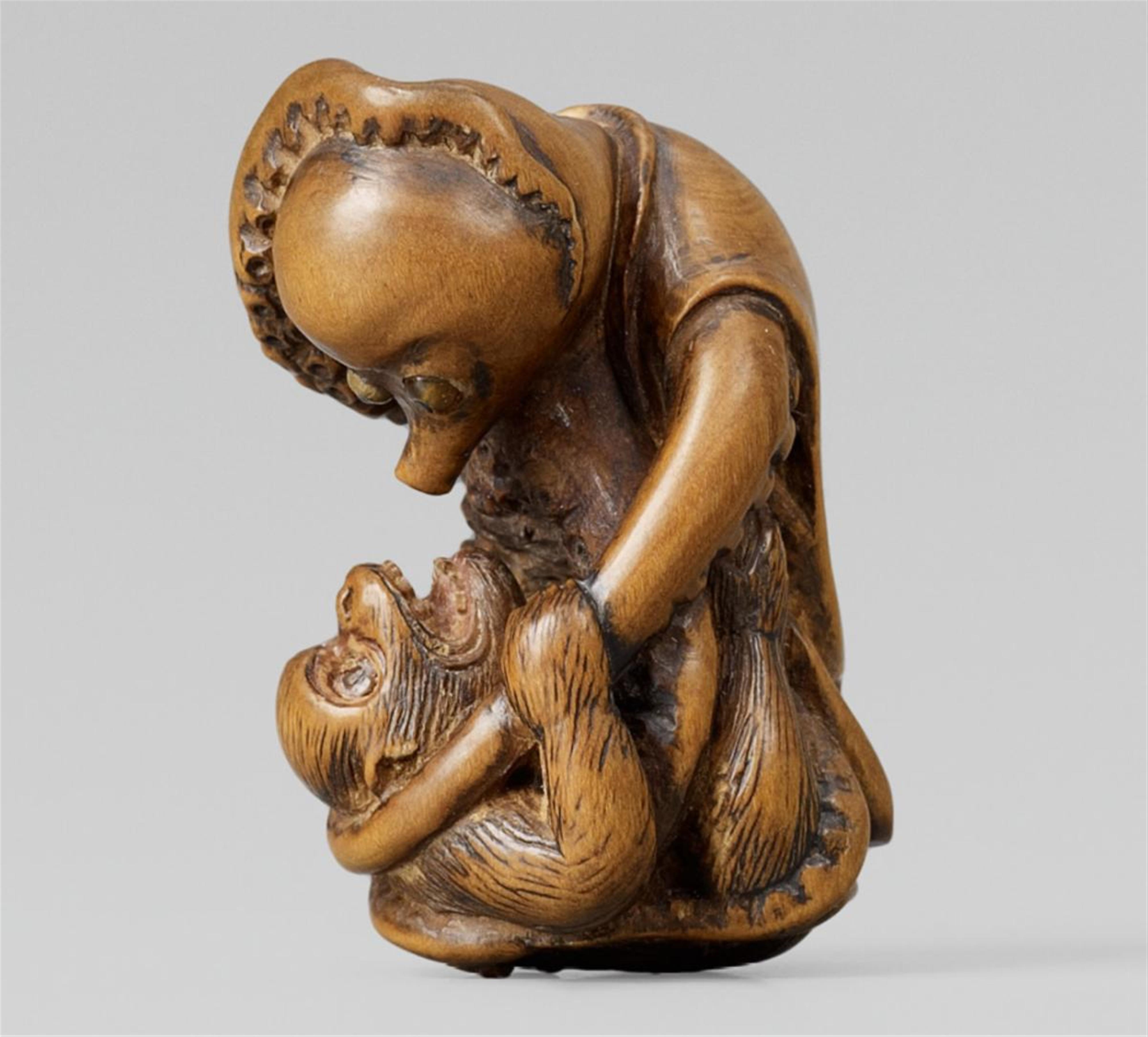 A boxwood netsuke of an octopus strangling a monkey. Around 1800 - image-1