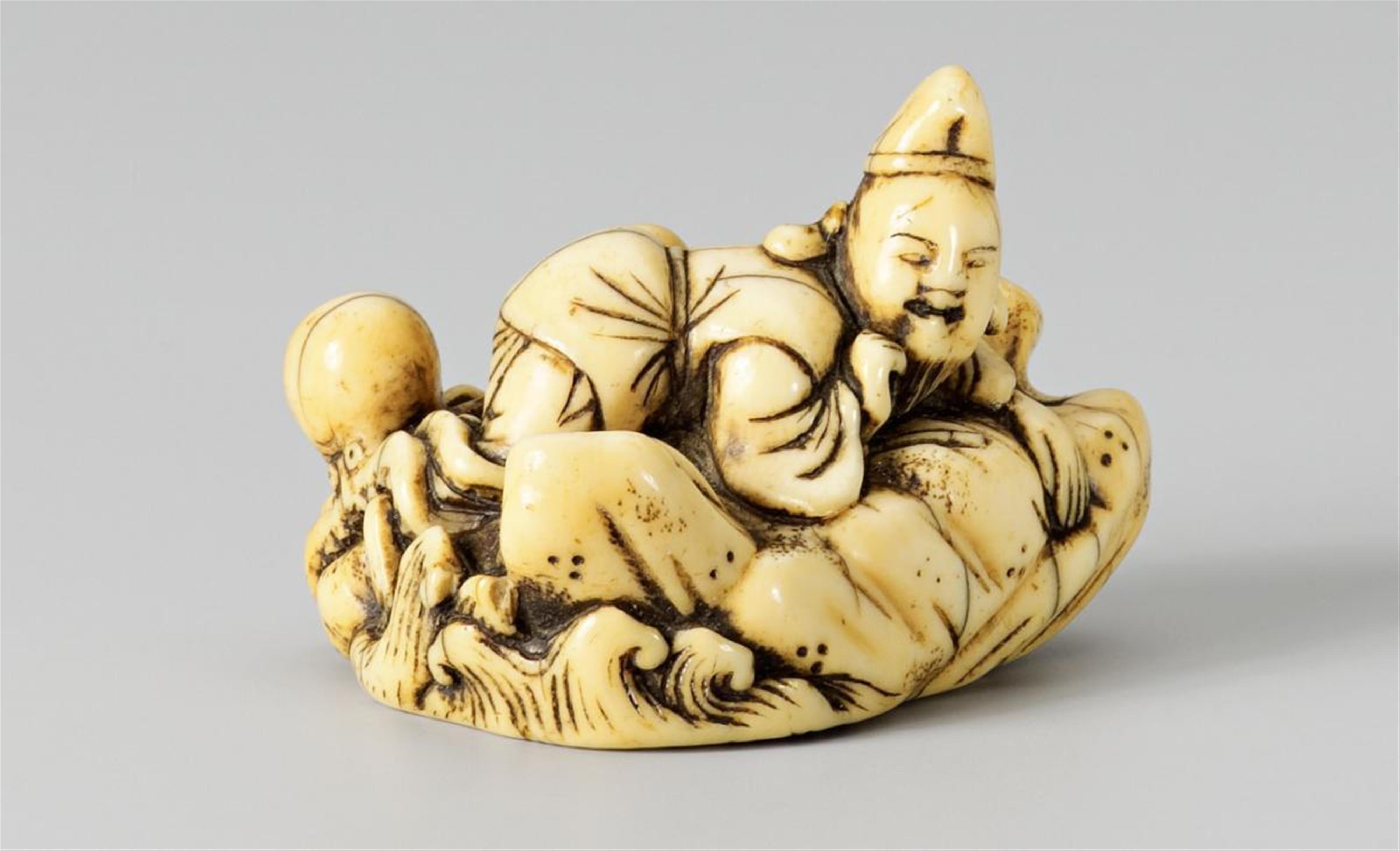An amusing ivory netsuke of Ebisu and an octopus. Early 19th century - image-1