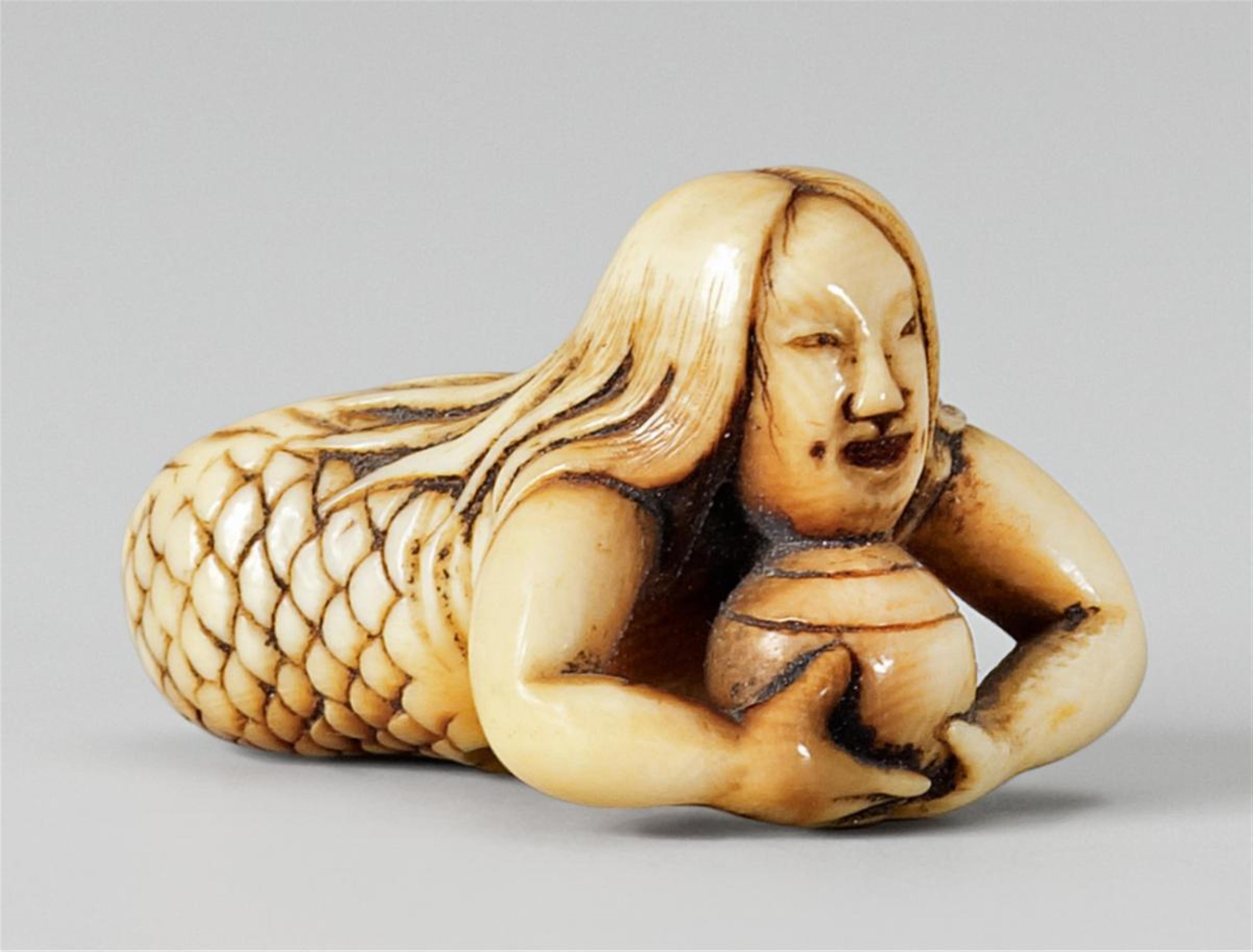 A small ivory netsuke of a ningyo with a tama. First half 19th century - image-1