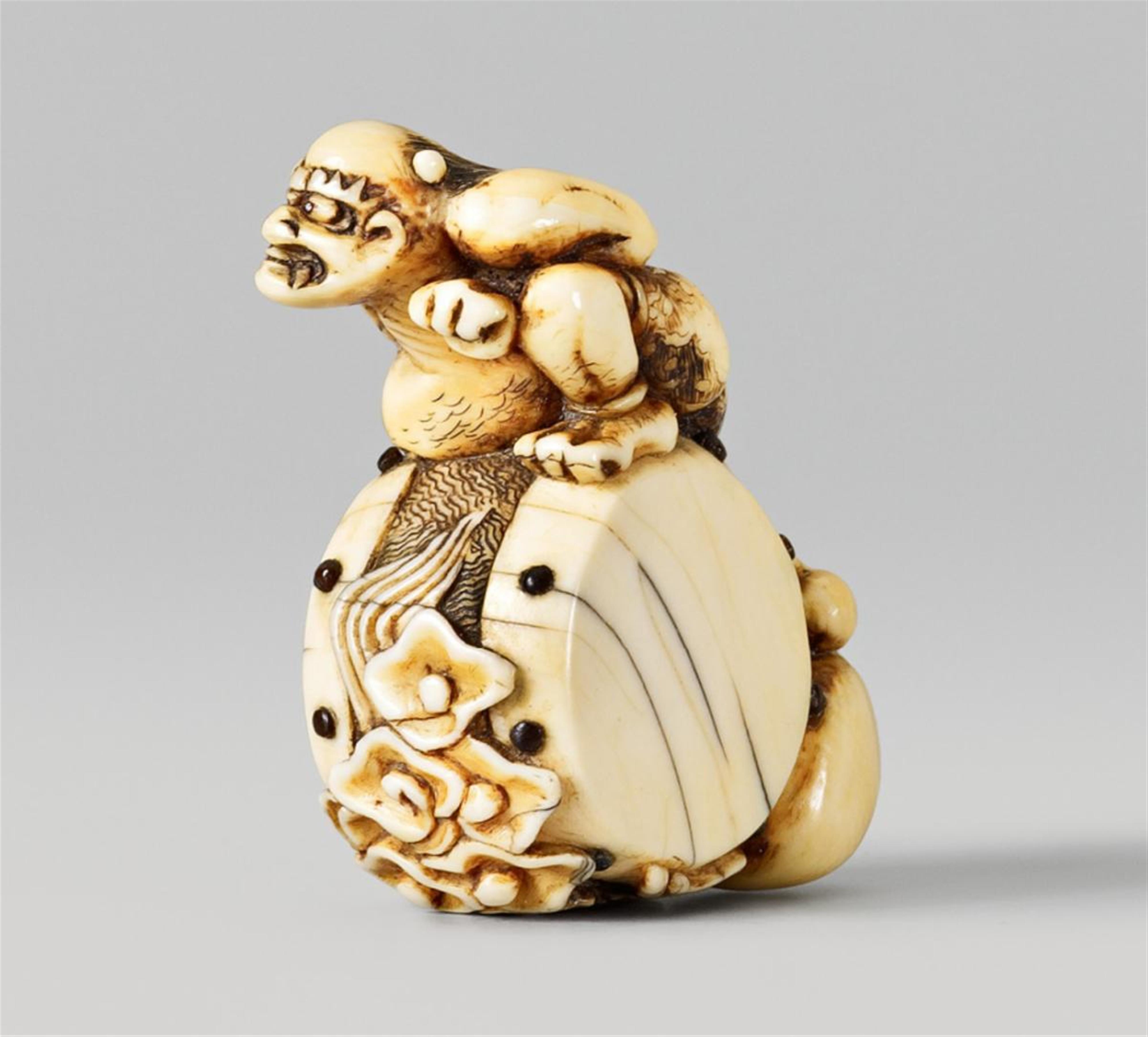 A good ivory netsuke of Raiden on a drum. Early 19th century - image-1
