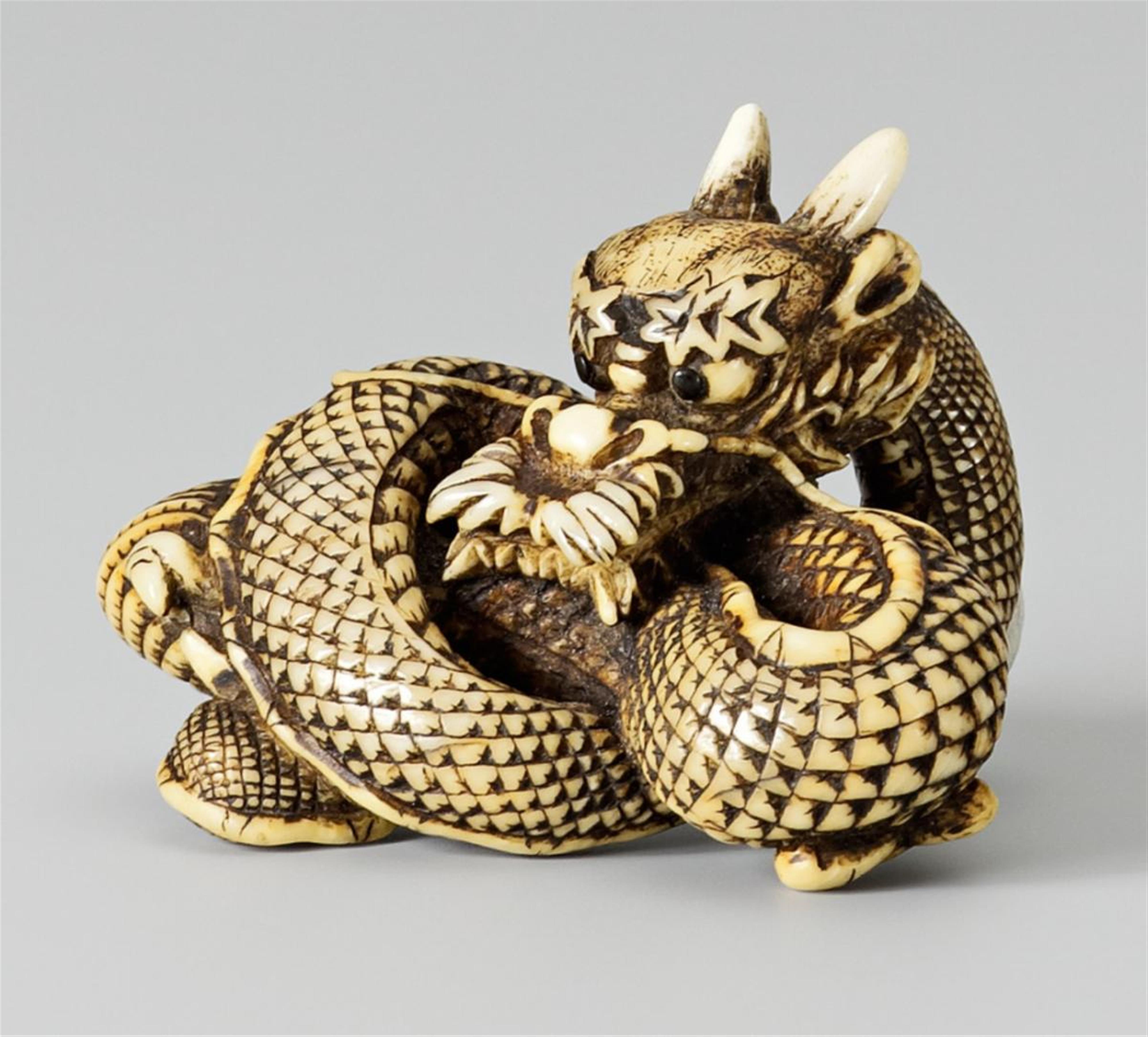 An ivory netsuke of a large dragon. Mid-19th century - image-1