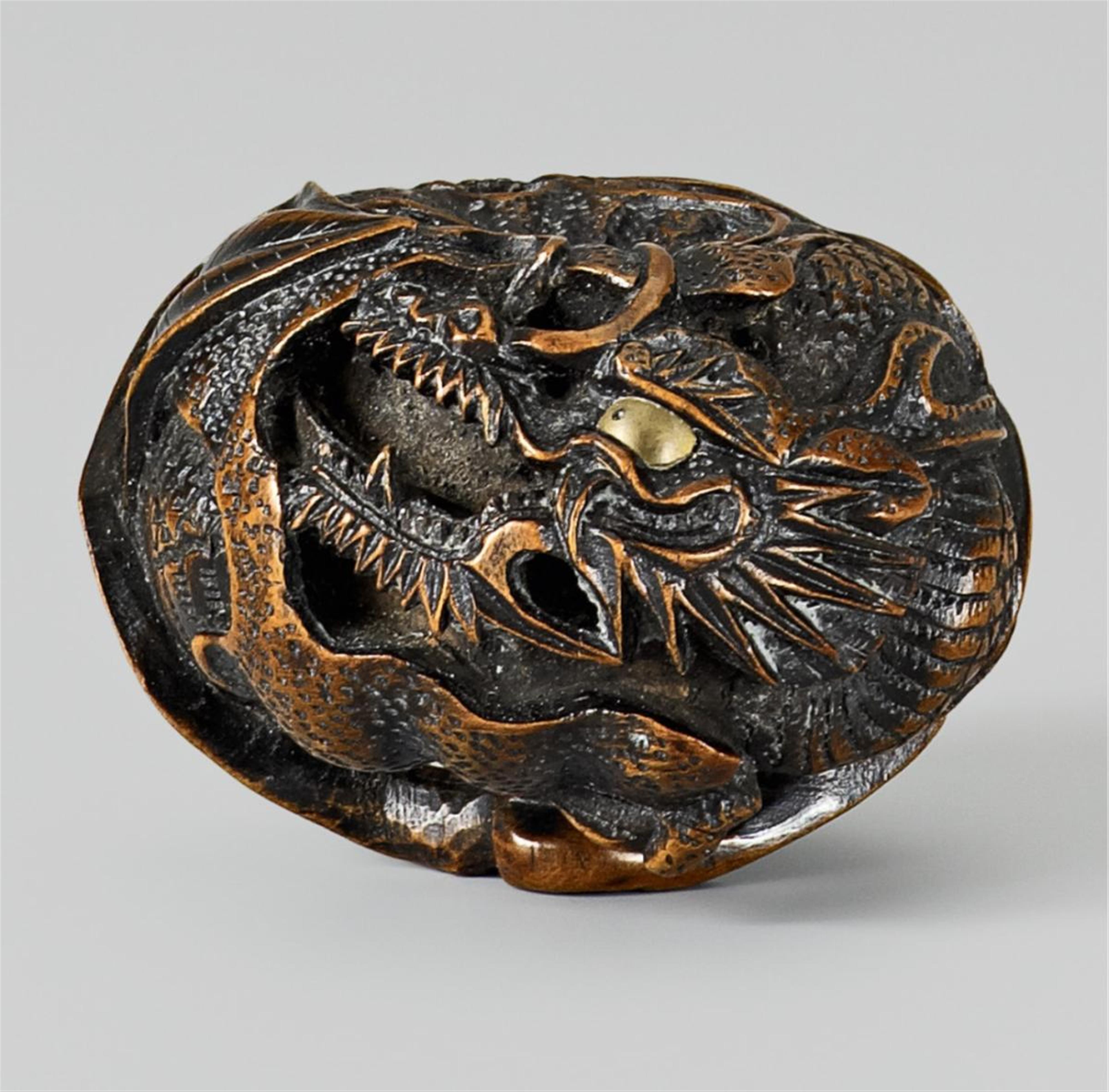 A large Tanba school wood netsuke of a dragon in a mikan, by Toyomasa. First half 19th century - image-1