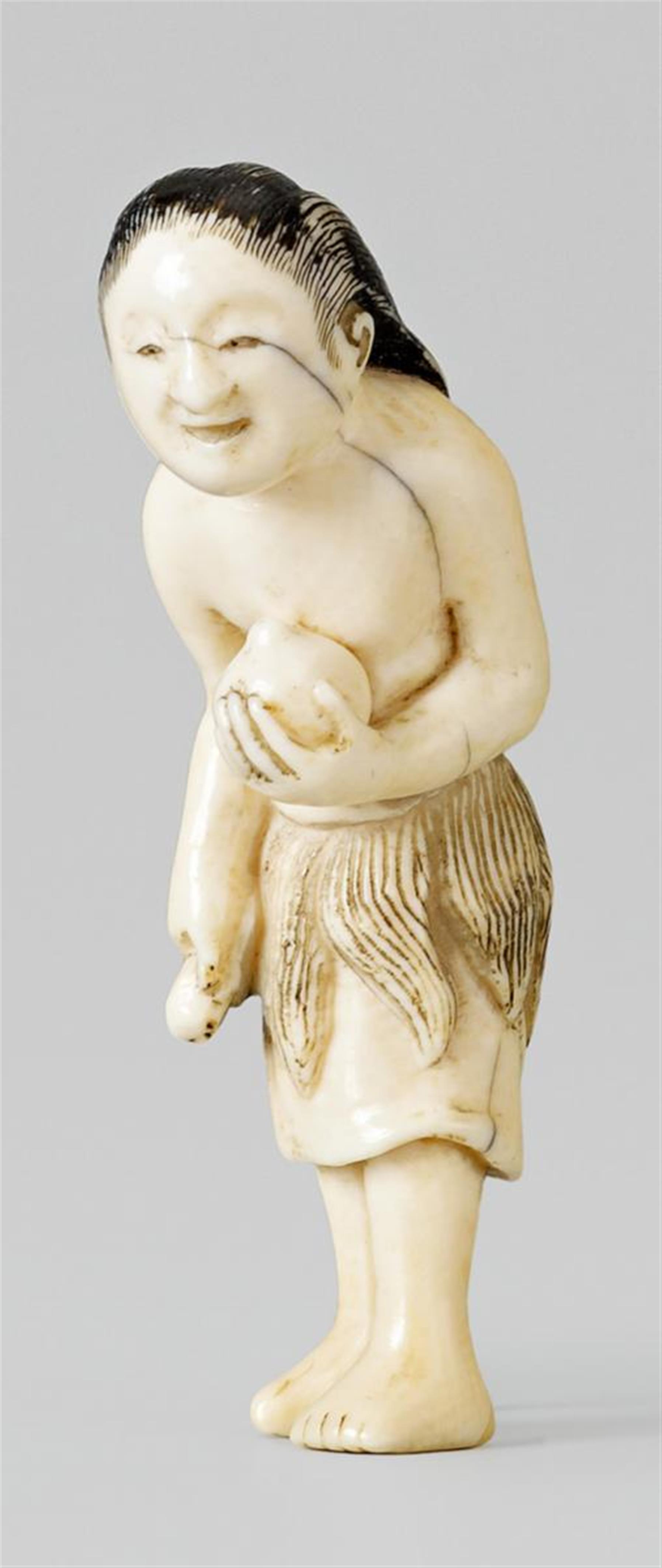 An ivory netsuke of a fisher girl with a jewel. Early 19th century - image-1