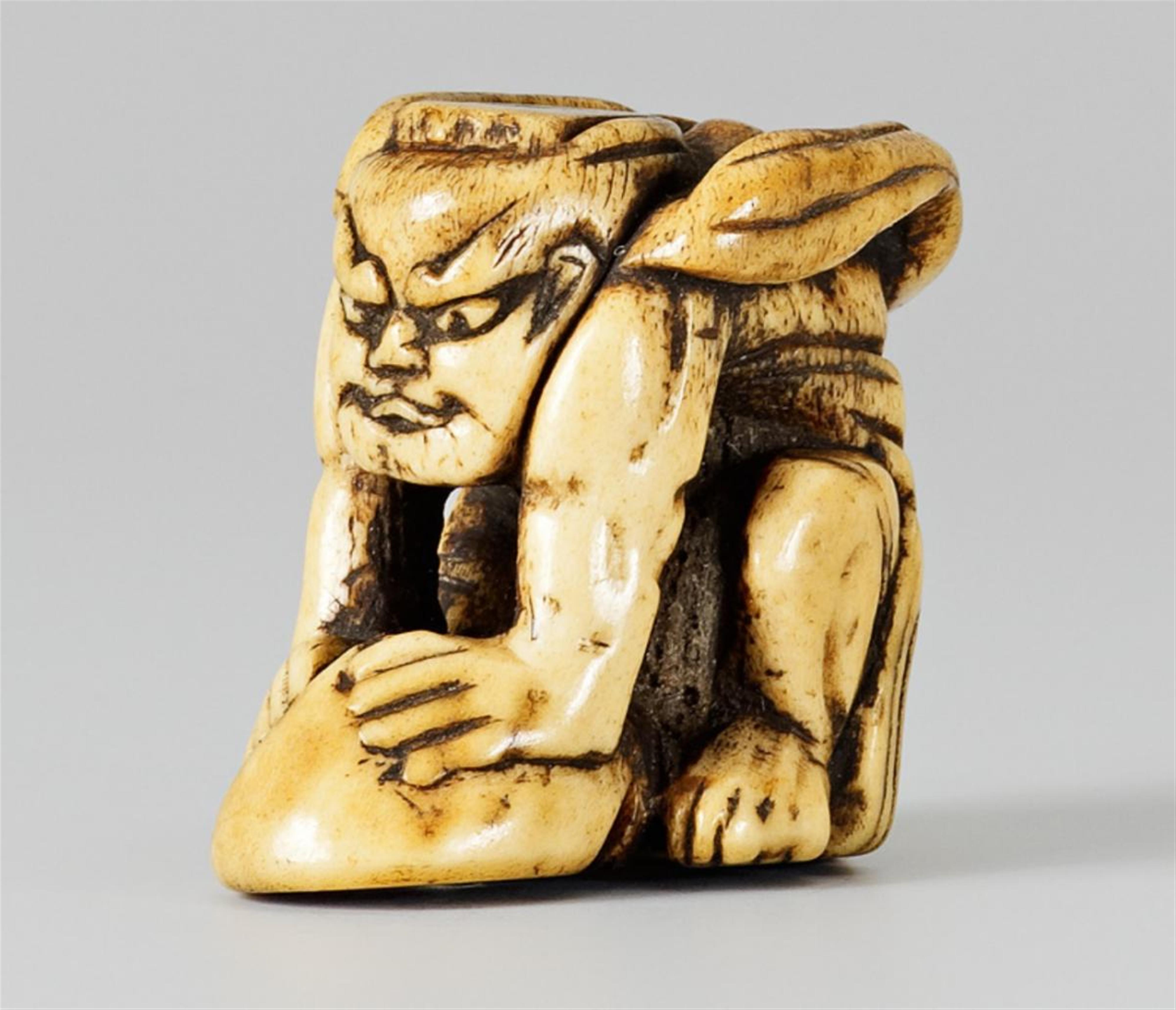 A large stag antler netsuke of a Niô breaking mochi. 19th century - image-1