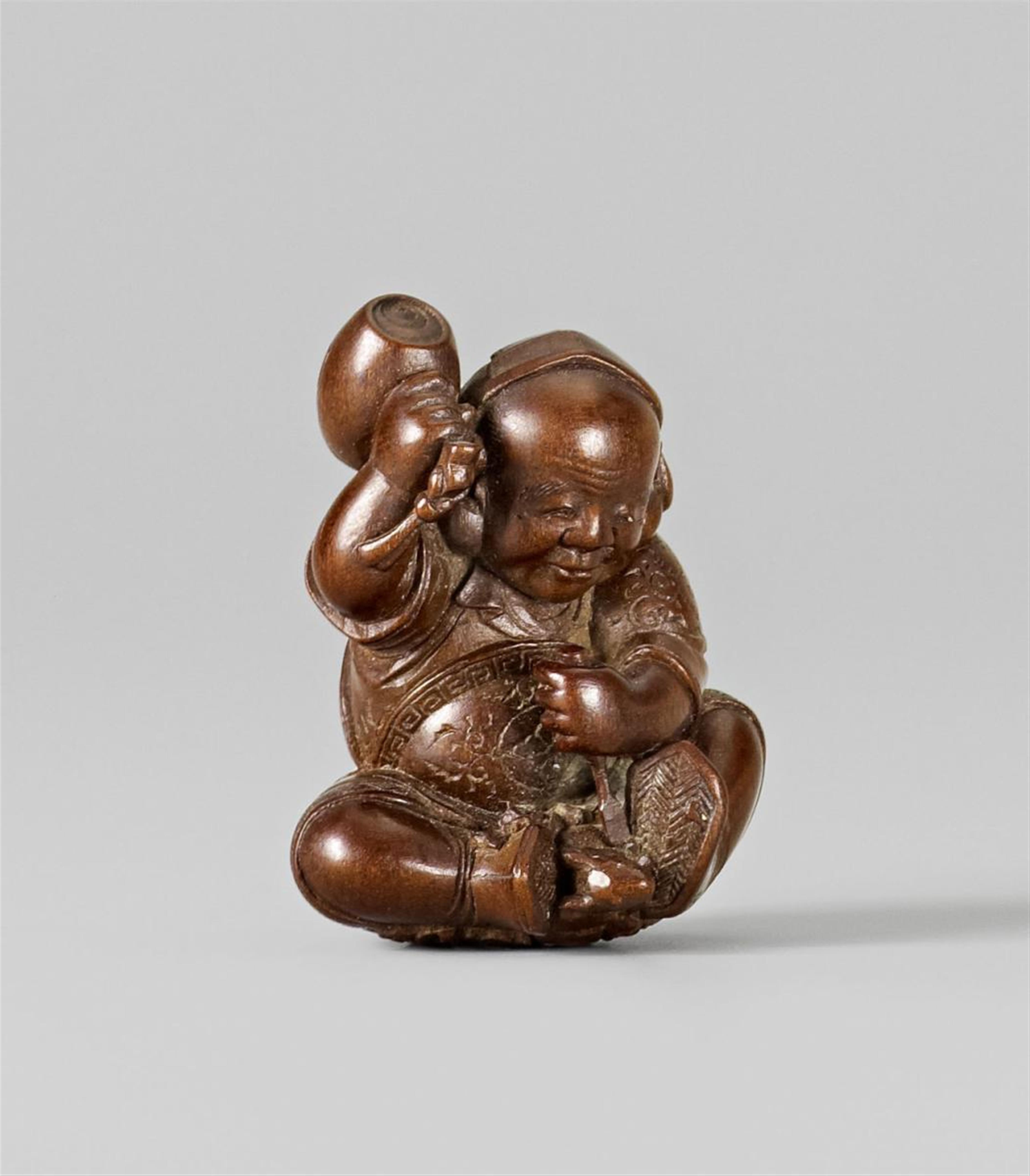 A very fine Tokyo school wood netsuke of Daikoku carving a rat. Early 20th century - image-1