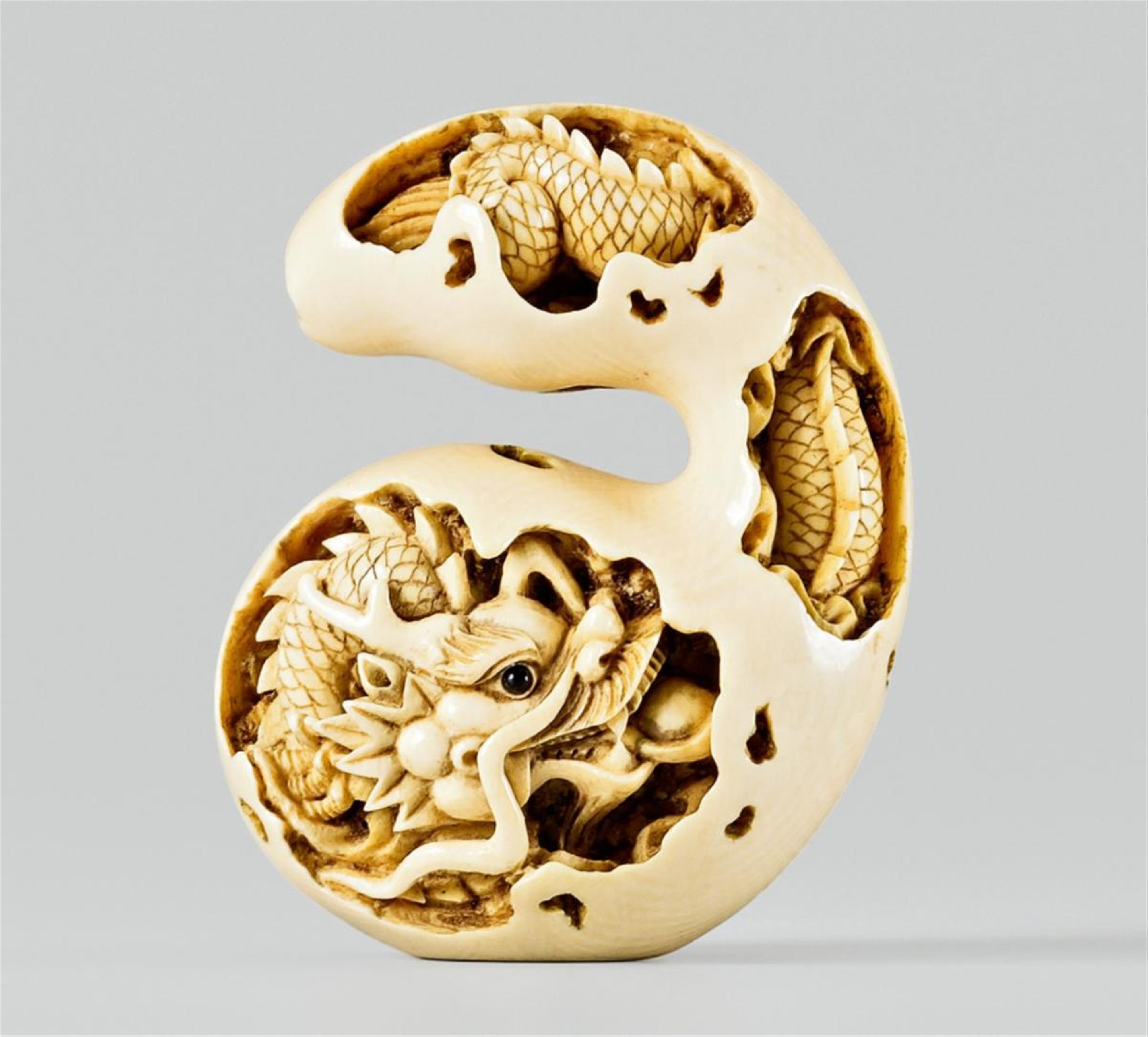 An ivory netsuke of a dragon in a double gourd, by Shôzan. Late 19th/early 20th century - image-1