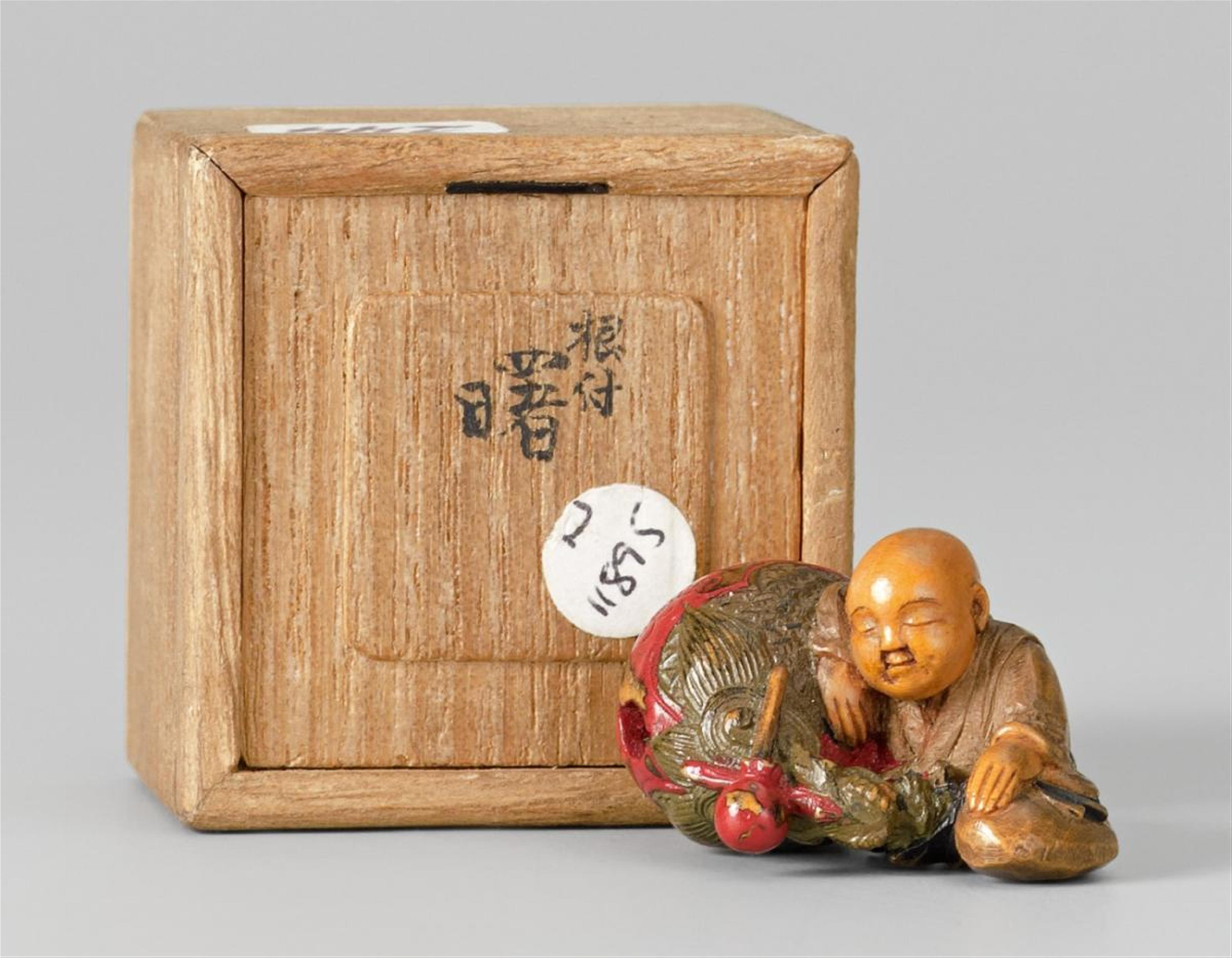 A lacquered wood miniature netsuke of a sleeping young monk by a mokugyo, by Kyûsai. Dated 1919 - image-1