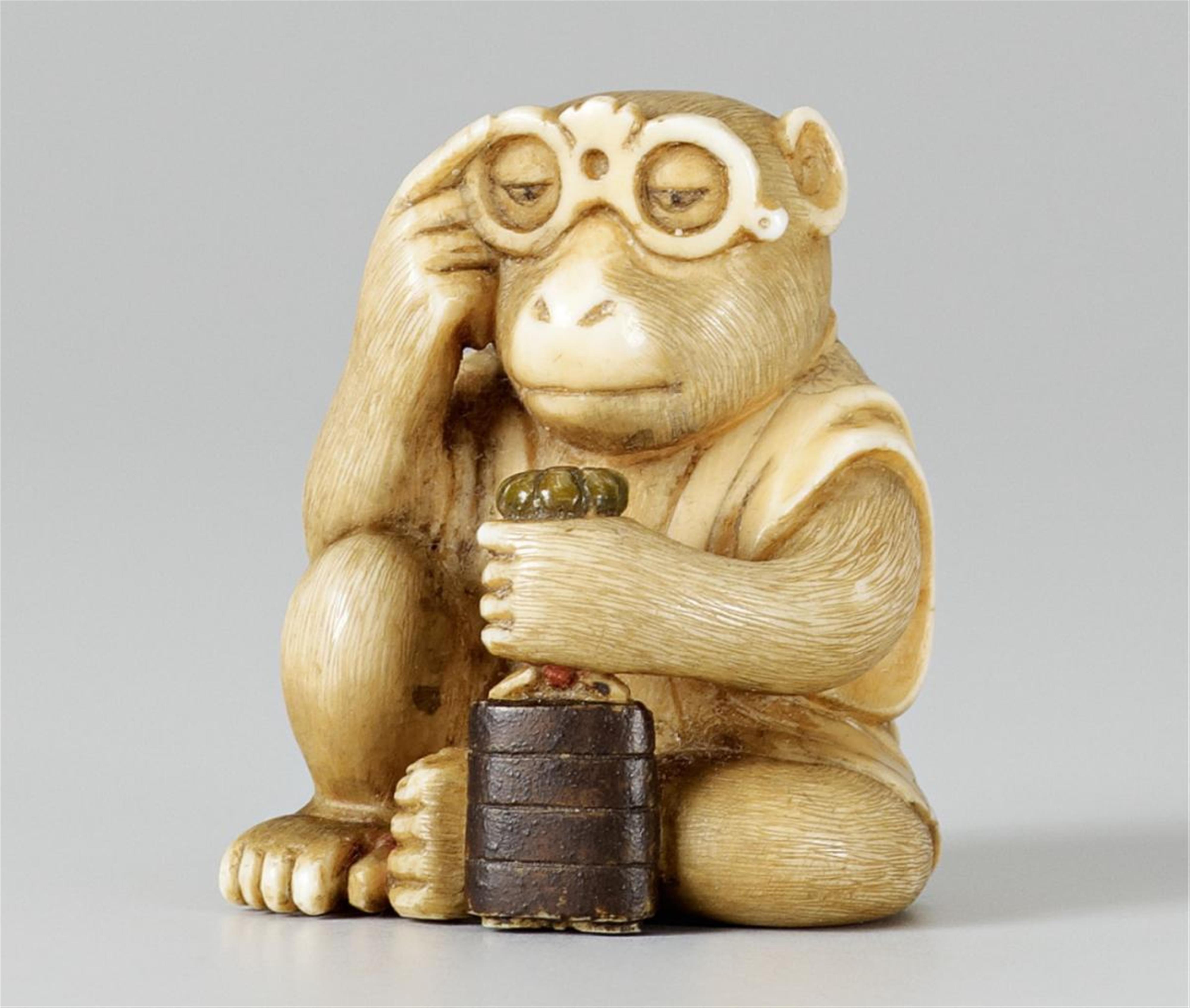 A Tokyo school ivory netsuke of a monkey with an inrô, by Yoshiyuki. Ca. 1960-1970 - image-1
