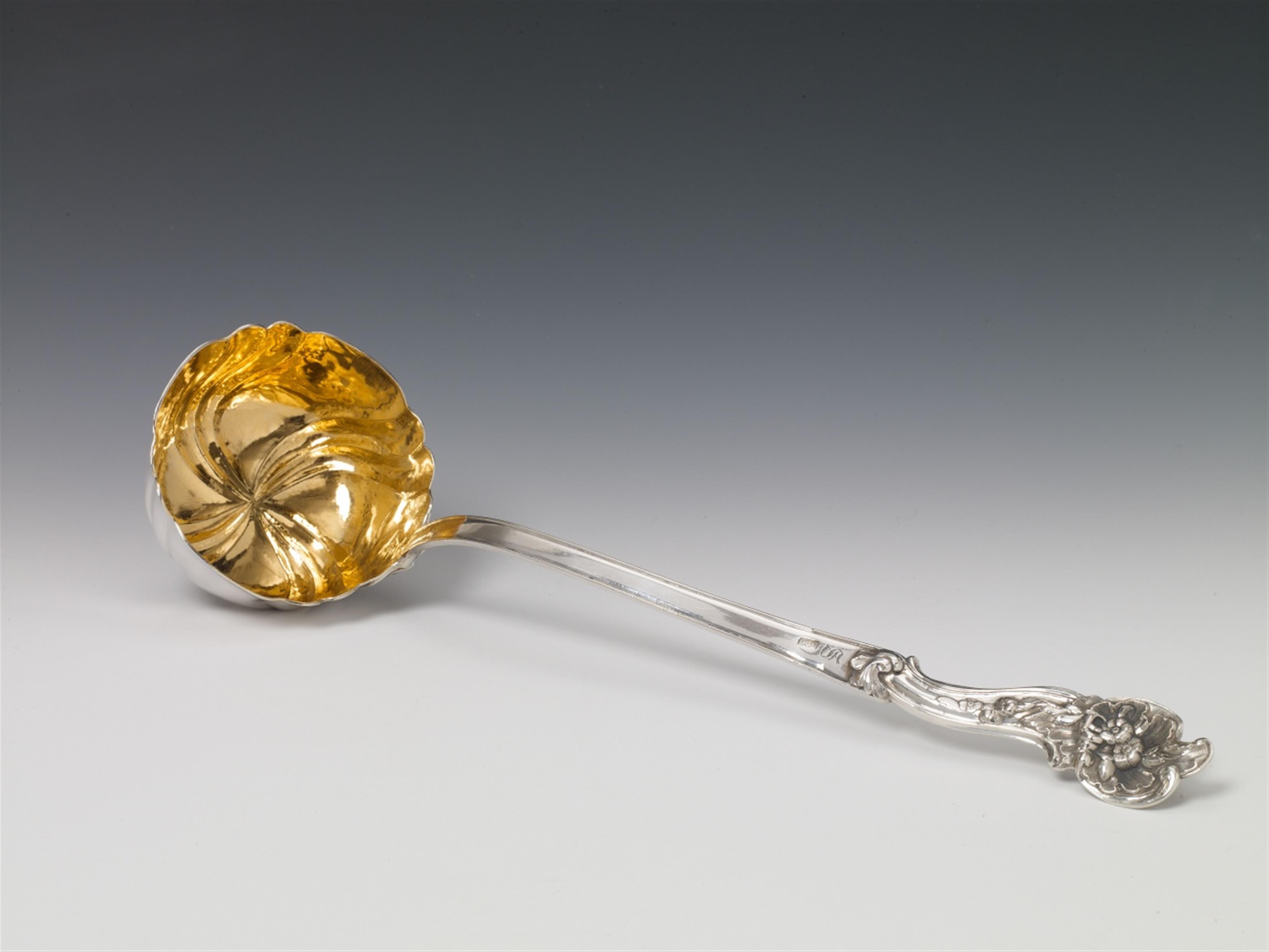A Berlin silver interior gilt ladle. Monogrammed "S" to the centre. Probably marks of Friedrich Wilhelm Krause, ca. 1764 - 70. The handle with restoration. - image-1