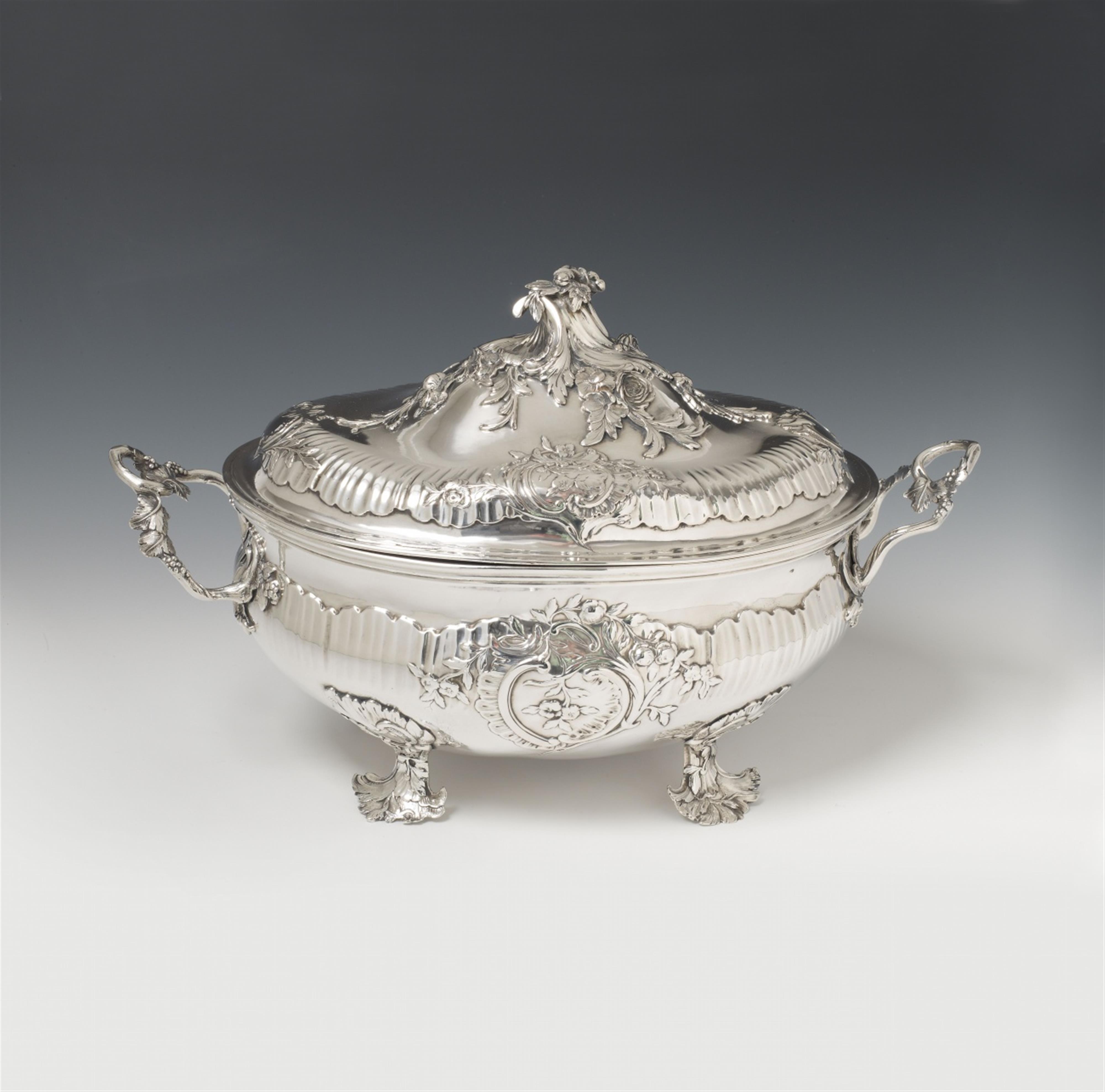 A large Frederician Berlin silver interior gilt covered tureen. Marks of the Müller brothers, ca. 1760. - image-1