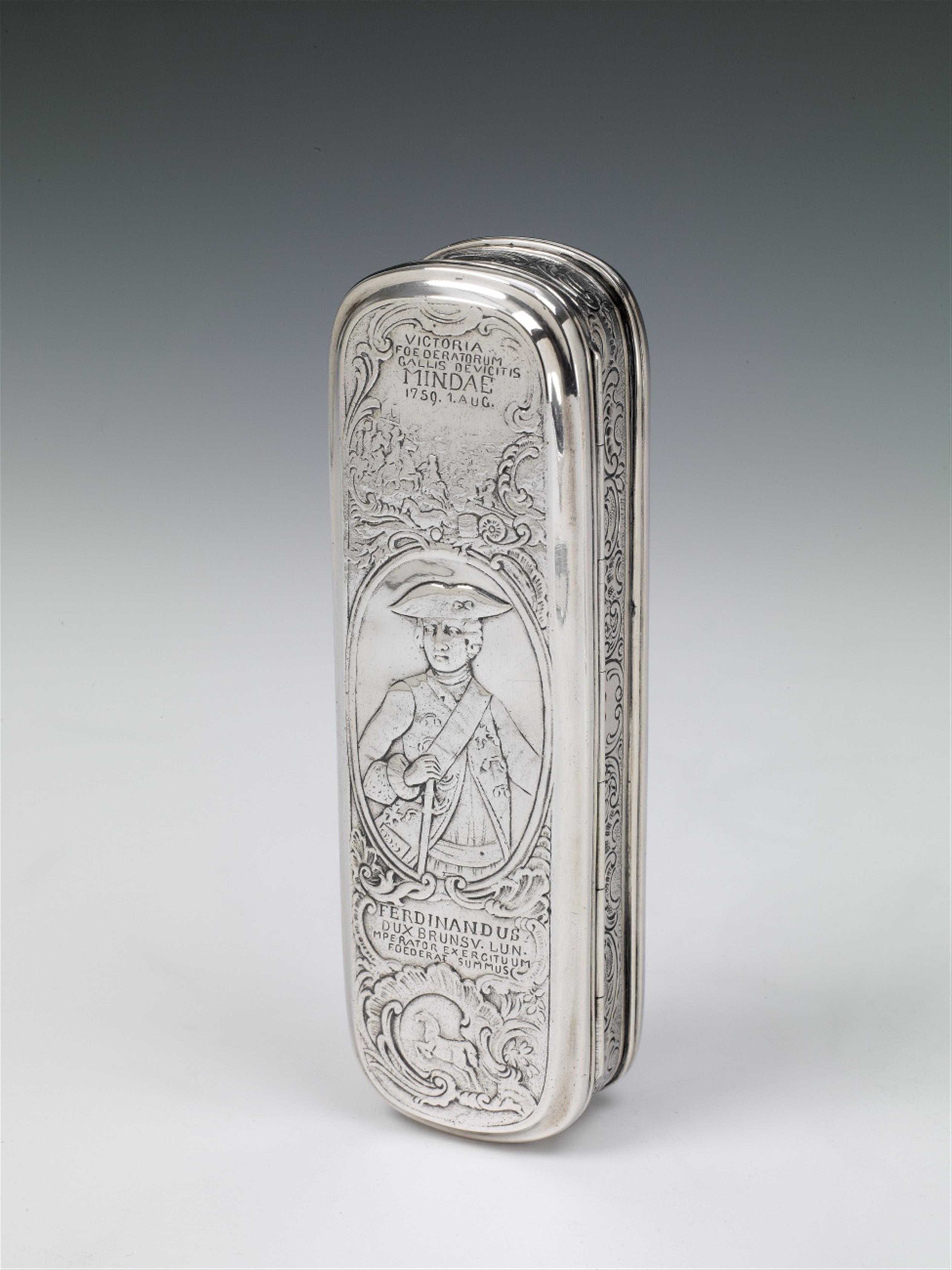 A Potsdam silver snuff box commemorating the Battle of Minden in 1759. With a depiction of the battle and a portrait of Duke Ferdinand von Braunschweig to the front and a portrait of Frederick I and a military camp to the reverse. With Potsdam assay mark. - image-1