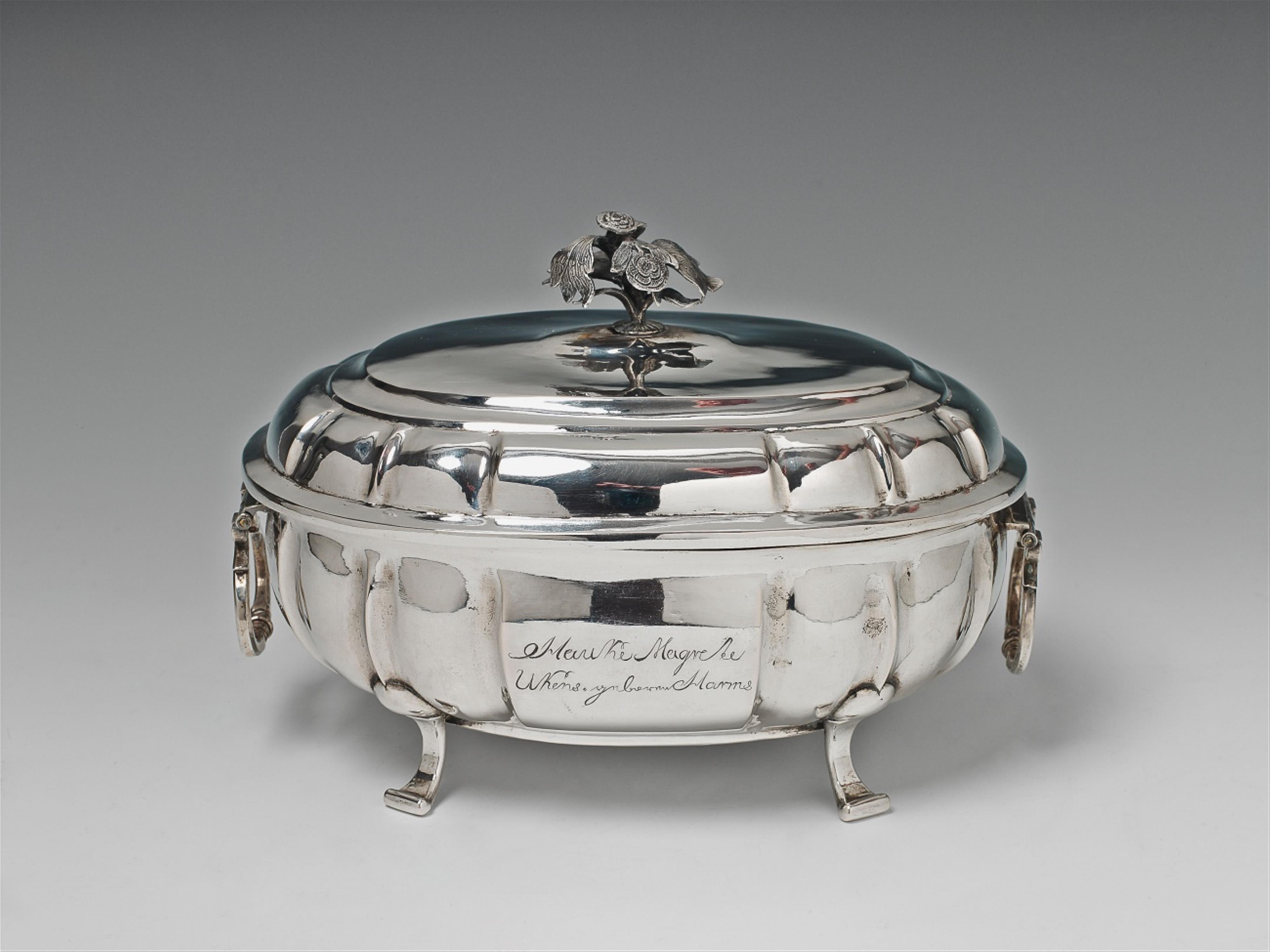 A Norden silver covered bowl. With an owner's engraving to the display side and a further inscription to the reverse. Marks of Hayo Eberhard Schuster, ca. 1770, overstriking others. - image-1