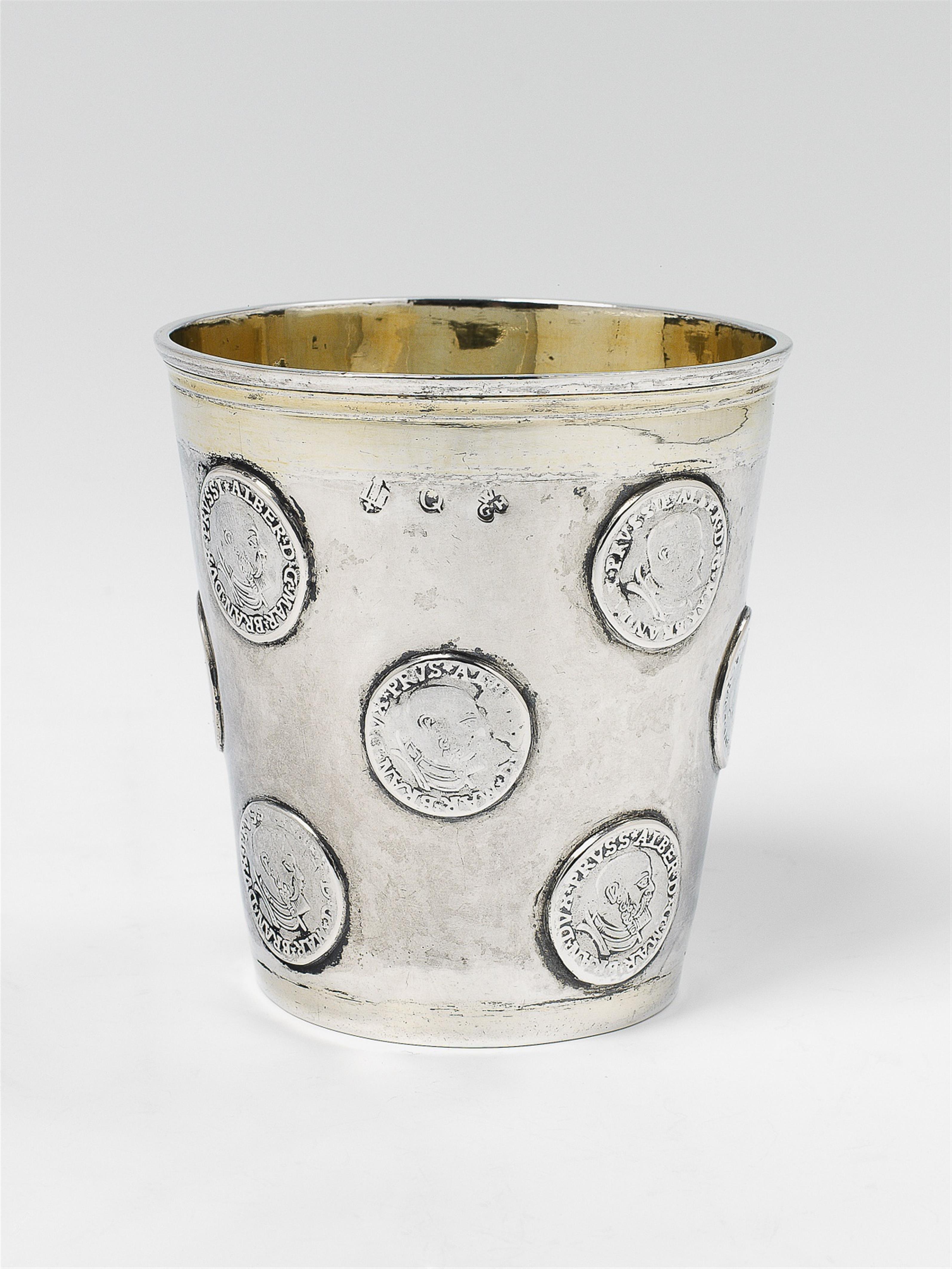 A Tilsit/East Prussian silver partially gilt coin-set beaker. Marks of Wilhelm Gottlieb Hahn, 1752. - image-2