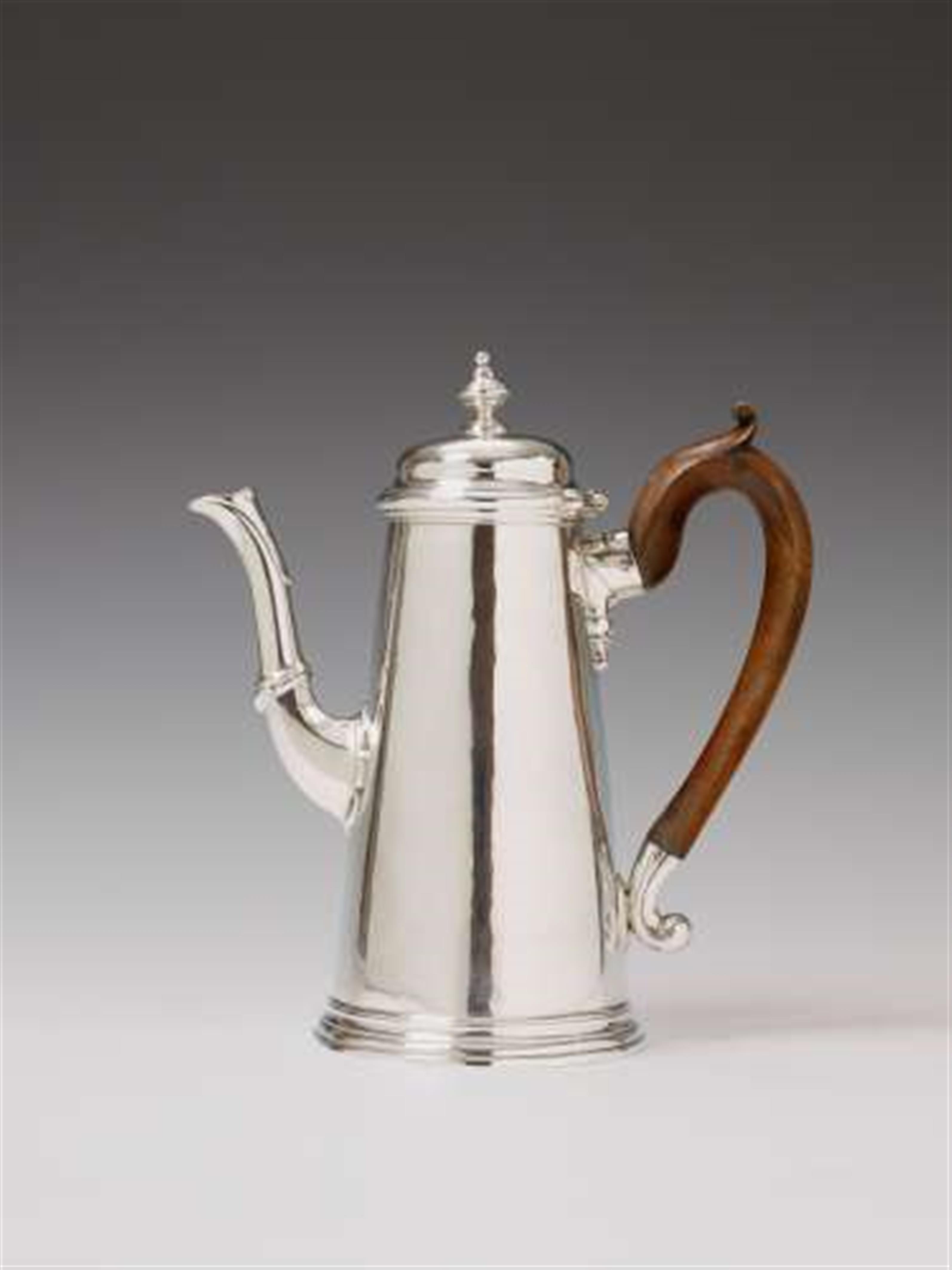A George II London silver coffee pot. Monogrammed and inscribed with the weight "25-3" to the underside. Marks of Edward Feline, 1734/35. - image-2