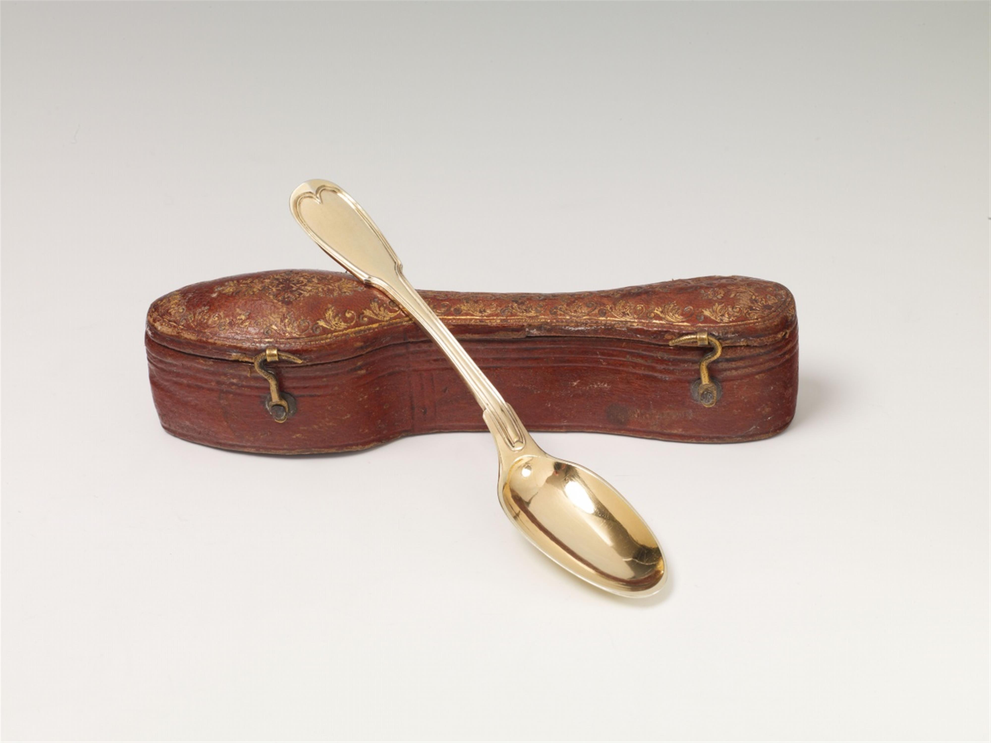 Six Strasbourg silver gilt coffee spoons. In a fitted leather bound case. Indistinct maker's mark, ca. 1780. - image-1