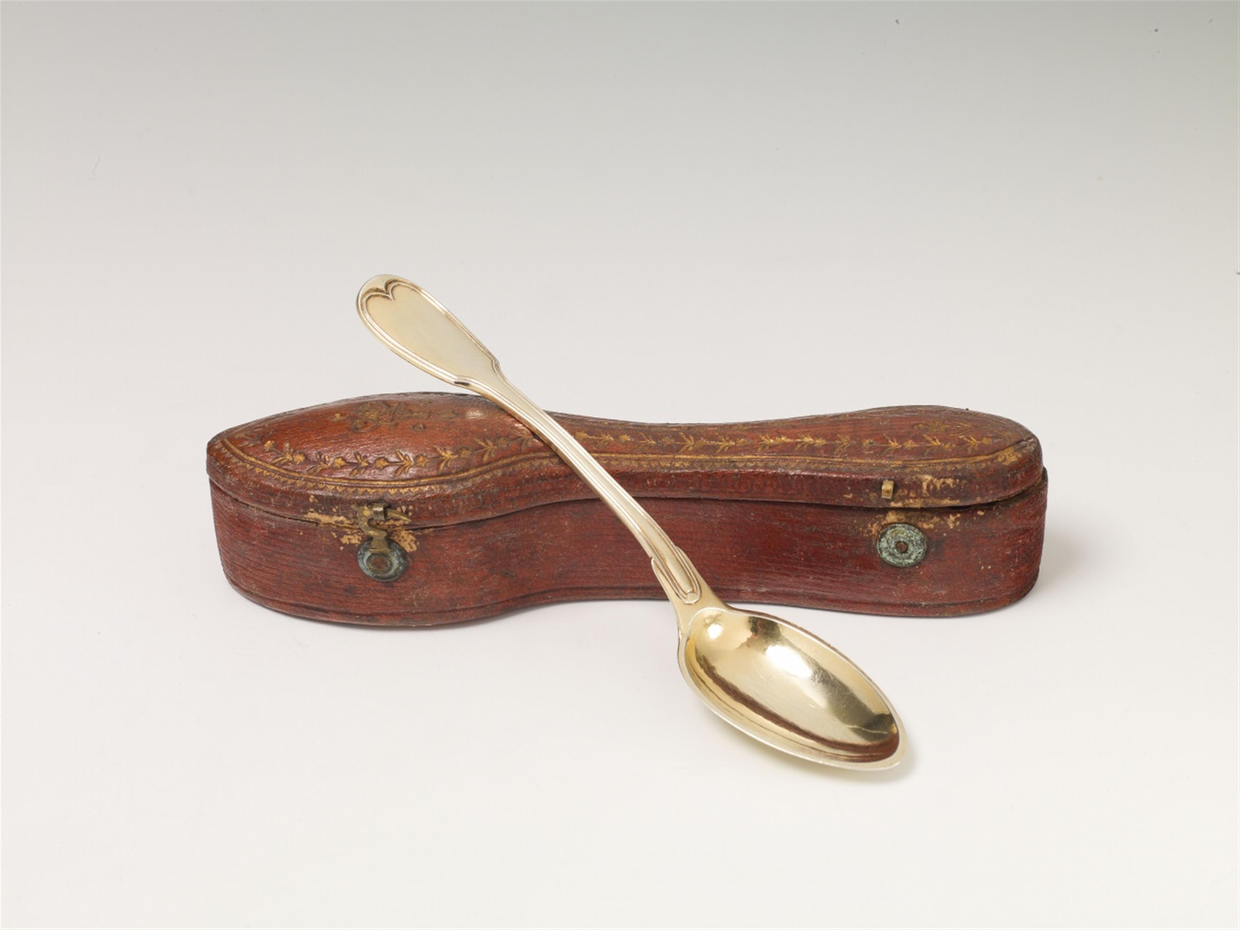 Six Strasbourg silver gilt coffee spoons. In a fitted leather bound case, one clasp of which lost. Marks of Jean-Louis Buttner, ca. 1800. - image-1