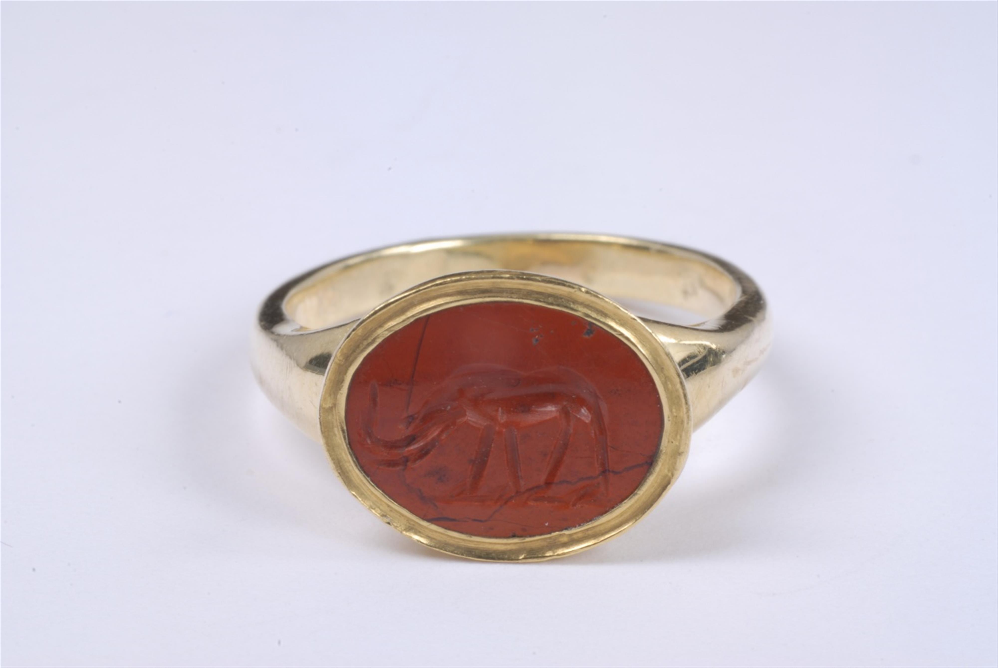 An 18k gold ring with an ancient Roman intaglio. - image-2