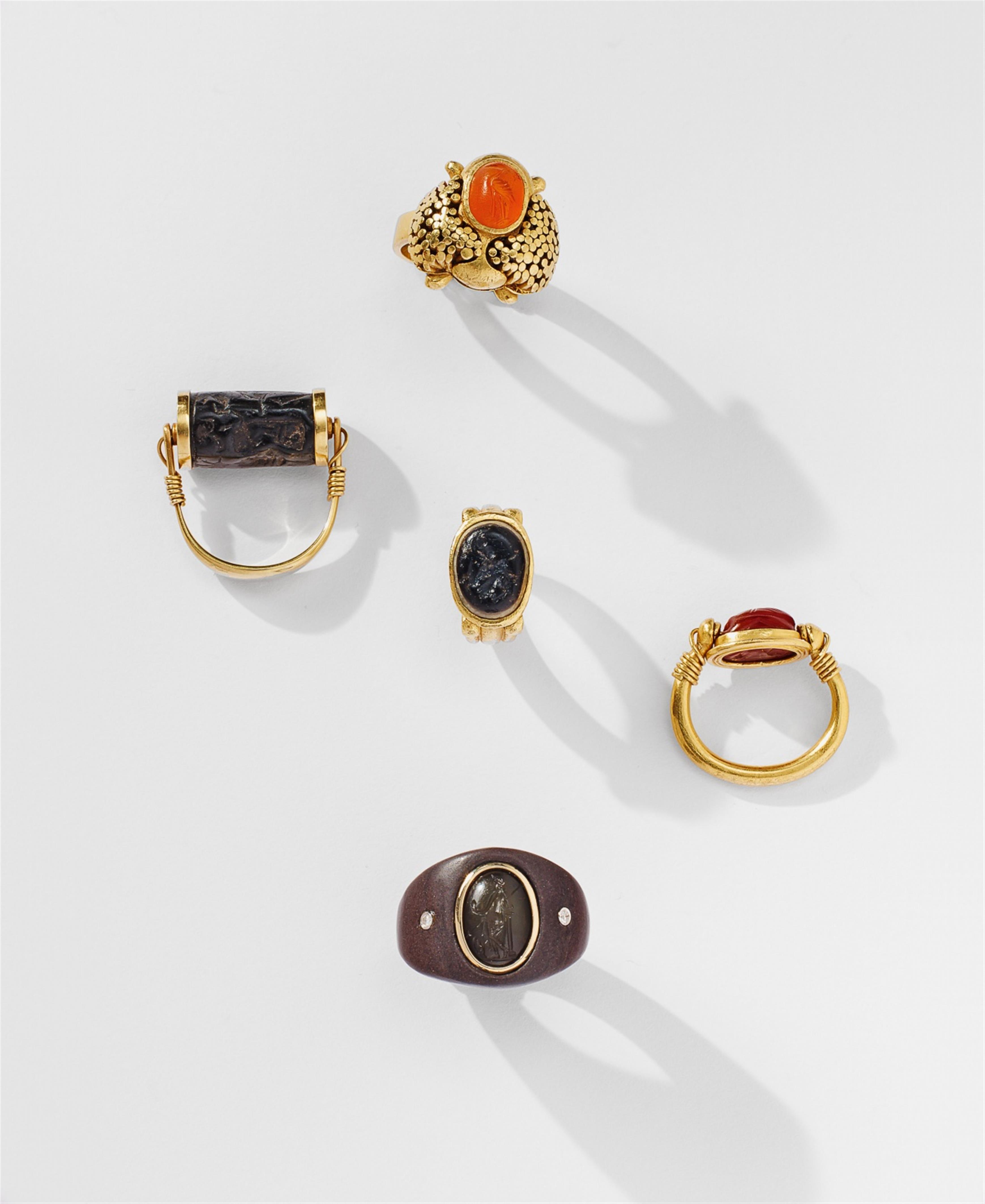 A modern gold ring with an ancient Roman intaglio. - image-2