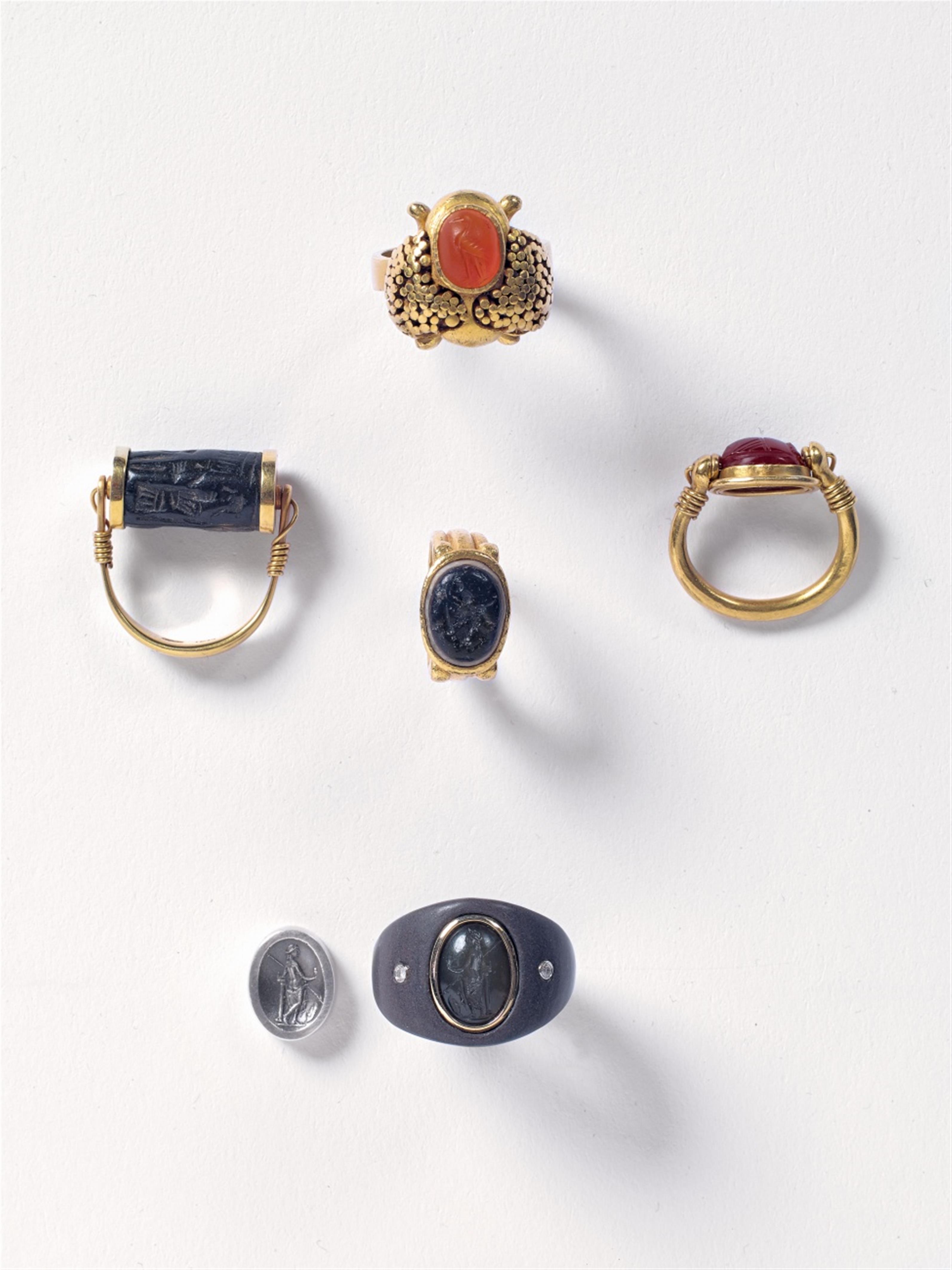 A modern gold ring with an ancient Roman intaglio. - image-3